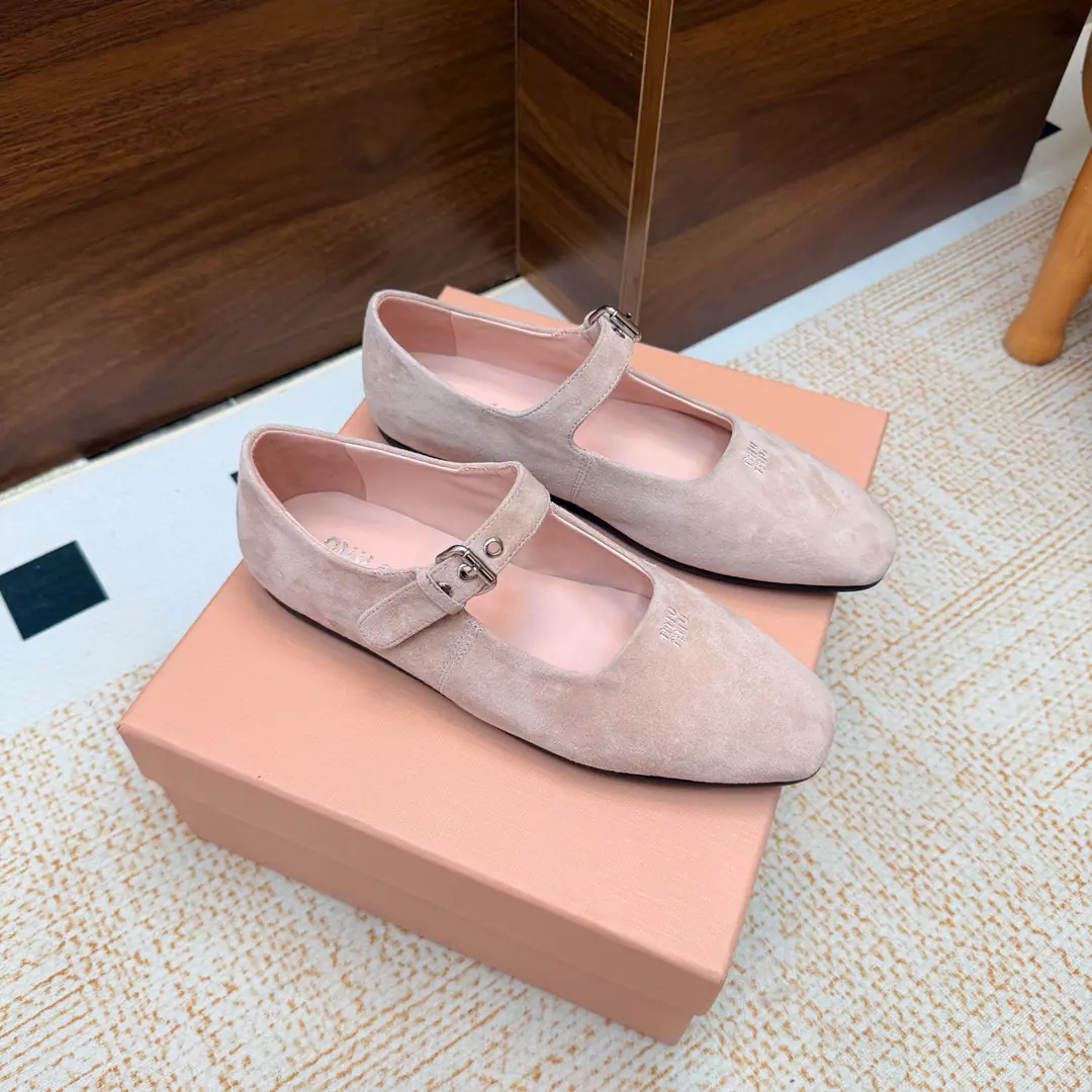 𝑀𝑖𝑢𝑀𝑖 ²⁰²² Mu. Mu. New paragraph🩰Square Ballet.🎀Mary Jane's shoe series is new.🎀miumiu ★★★★★ Paris Fashion Week's latest show., A new set of cozyness and fashion styles., Pointheads and round-head designs match different style requirements ♺ Shoe.: Cows are counter-feat. ♺ Uchi.: The original custom is in the sheep's skin. ♺ Otsumi!: Original Base ♺ Shoes.: 35-39（34, 40, 41Custom without re-offer） ♺ The most expensive cabinet is packed.