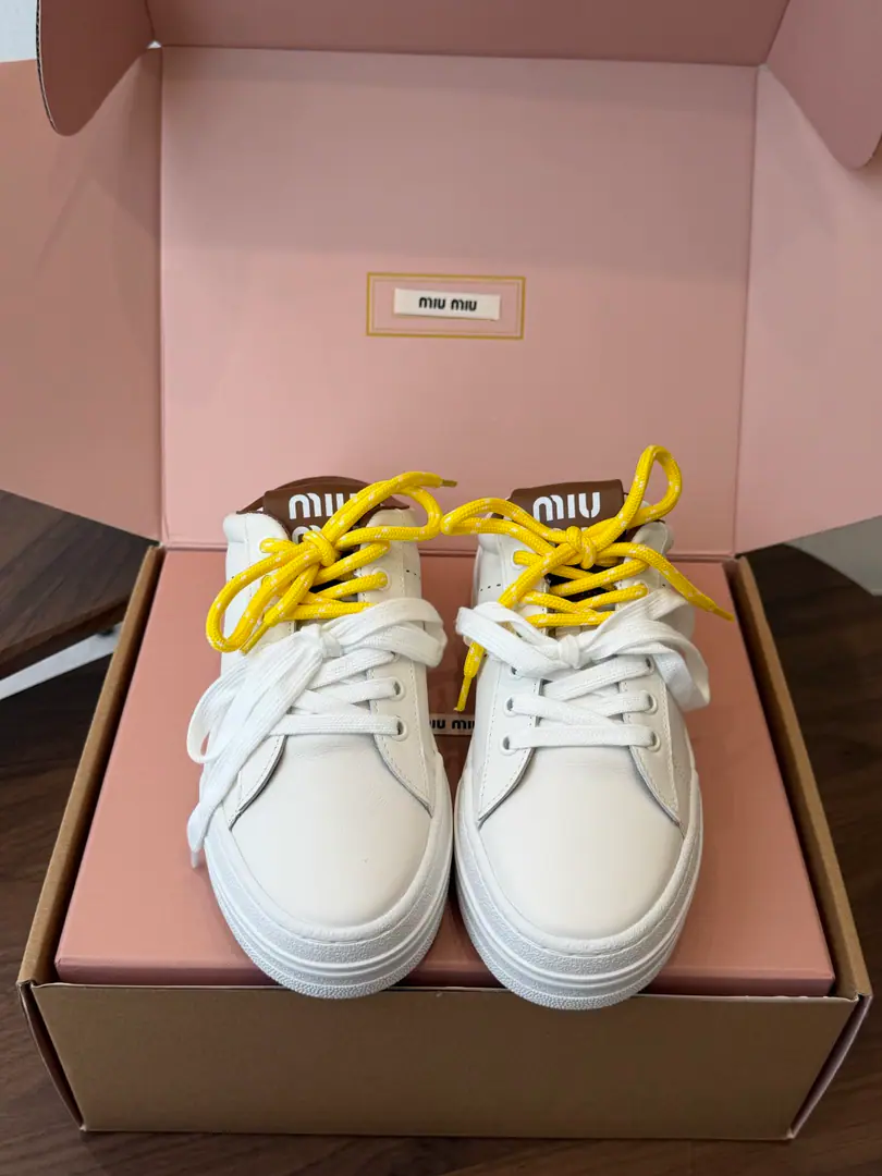 Miu Miu26ssSummer's new leisure, white shoes. ♪ The gentle, sweet, leisurely atmosphere comes to me ♪, White shoes with colorful suits and then they're racked together., To change shape with a pair of pairs of shoes., The Janey version is a smart-ass machine.. It's a hundred short skirts., Cowboys straight pants., Leisure suit., School commutes, A shopping date., It's a good thing to go out for a short trip., ♪ Make a nice little girl ♪. Shoe.: Bullskins. Uchi.: Lamb skin. Otsumi!: Rubber Bottom size: 35-40Code（40Code custom is not to be changed） He's tall.: 4cm