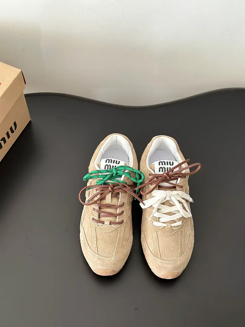 Batch #Couple money. Top Version MIU MIU✖️NEW BALANCE Mu-mu, New Baron.ss24Spring and summer series. Couples' sneakers. Original procurement development Make the goods. Quality upgrade🆚 The original camera is taking a live picture.📷 ❤️The internet blew this one off.！Super🔥You've got it all back in your head. 2024I'll see you in spring and summer.！We'll go to the Green.！ Show current elements of the new season in a pair of shoelaces style-Appropriate“Dirt”It's a fashionable attitude that comes with sex.,Laundry, Rust, The mark of the skin and the leather., Exaggeratingly expressing the passage of time., ♪ To pass on the concepts that used and loved at this moment ♪, Multiple Collision, Sending modern style！ Shoe.:Pixie. Shoe belt.:Shoe belt design A spare shoelace. Otsumi!:Original version to open size:Women35-40Men39-45（Women40Men45Freeze!）