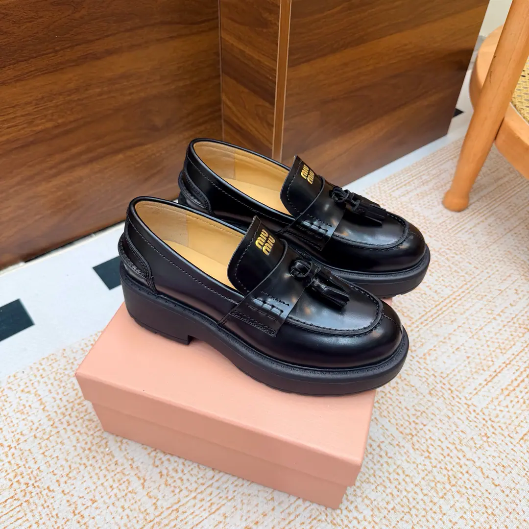 𝑀𝑖𝑢𝑀𝑖 ²⁰²² Mu. Mu. New paragraph🩰The Fancy Fashion Shoes of the Chew Bottom College. 🎀New one-shoe series.🎀miumiu ★★★★★ Paris Fashion Week's latest show., A new set of cozyness and fashion styles., Pointheads and round-head designs match different style requirements ♺ Shoe.: Open the beads. ♺ Uchi.: The original custom is in the sheep. ♺ Otsumi!: OriginalTPROtsumi! ♺ Shoes.: 35-39（34, 40, 41Custom without re-offer） ♺ The most expensive cabinet is packed.