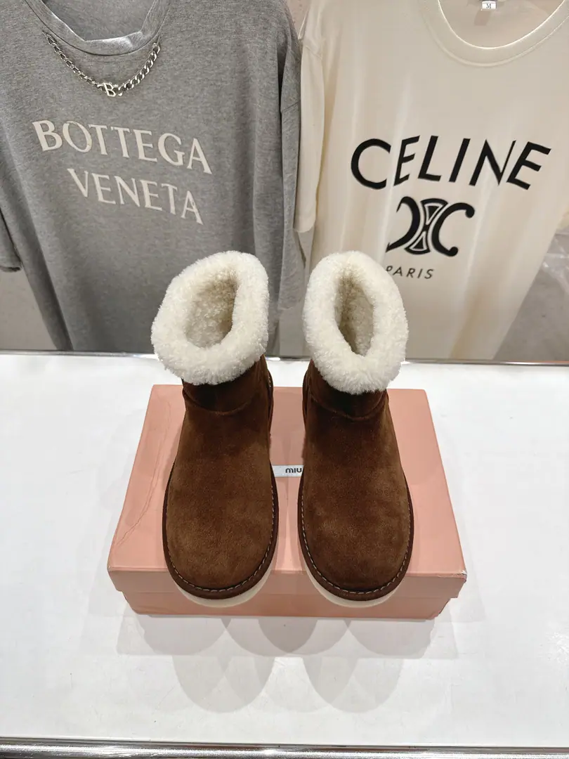 High Version Out MiuMiu/Mu Mu.F 2025ssAutumn and winter show.·Furry little boots, snow boots, fur shoes. He's always on the cover of the major fashion magazines.·All the stars., Little Red Books have a big love., Your feet are a bit more amazing.✨I'll never regret it.· The upper foot is very comfortable and super-stable.·It's still sweet and salty.⚠️（ZPDevelopment of hardware, Custom Colours） ✔Shoe.: Importing high-swilight cattle back-feathers ✔Uchi.: Australian imports of wool ✔Shoes under the sole.: ZPThe rubber floor. ✔Codes: 35-40（40Custom） （Full𝗭𝗣Packaging）