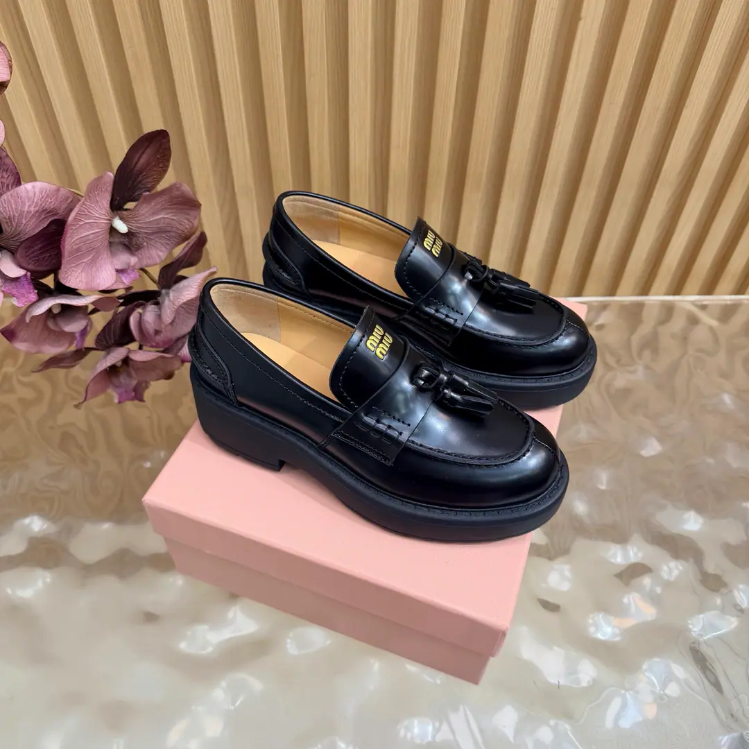 𝑀𝑖𝑢𝑀𝑖 ²⁰²² Mu. Mu. New paragraph🩰The Fancy Fashion Shoes of the Chew Bottom College. 🎀New one-shoe series.🎀miumiu ★★★★★ Paris Fashion Week's latest show., A new set of cozyness and fashion styles., Pointheads and round-head designs match different style requirements ♺ Shoe.: Open the beads. ♺ Uchi.: The original custom is in the sheep. ♺ Otsumi!: OriginalTPROtsumi! ♺ Shoes.: 35-39（34, 40, 41Custom without re-offer） ♺ The most expensive cabinet is packed.