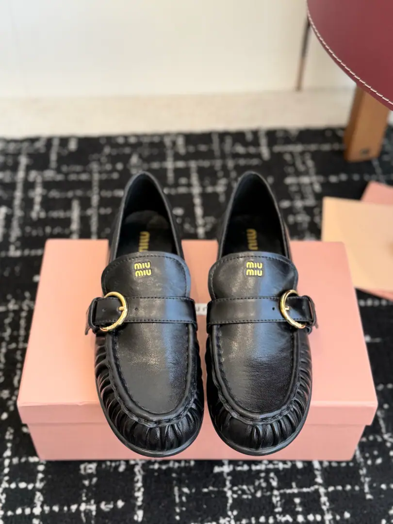 Requisition level Miu.miuMu..The newest moustache with a big fan of lullaby shoes. The Old School of Retro. The element is the soul of the whole pair of shoes. Breaking the traditional lyfolio single-stylish contour I'm a little tired of being a little bit old. Regable metal round buttons Strengthening the Academy's Renaissance It's not too much. Soften and advanced leather. He's got a good walk. Retro atmosphere and daily comfort.！ Shoe.: Skin, little cow. Otsumi!: Rubber slides over the top. Codes: 35-40 （40Custom）
