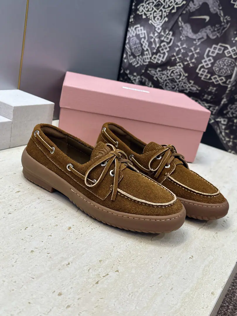 Plant prices Miumiu 2026Spring and summer, the new butterfly, the girl's shoes. Mu Mu LetterslogoThe flat-lined system has a round head and a single shoe. Material:I'll import a cow's skin on my shoe./Import sheep, skin.+In the skin of the sheep.+Original modeling slides over base Size:35-41(40.41Custom without re-offer）