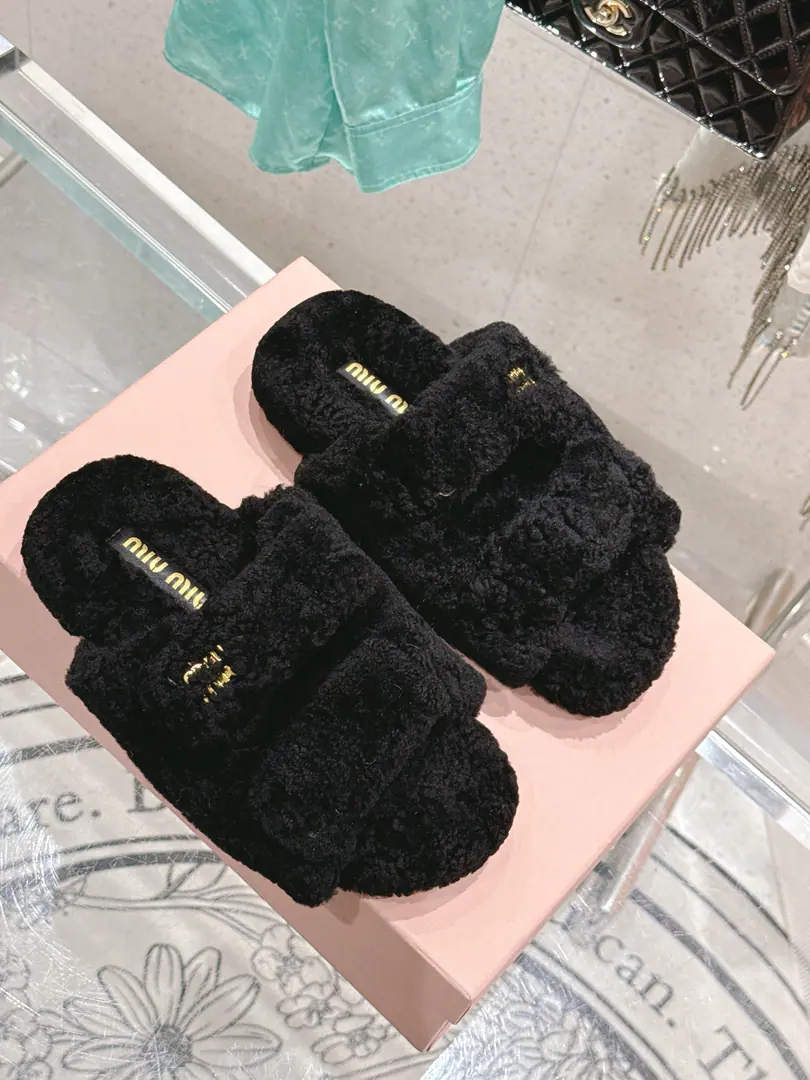 🏧𝐌𝐢𝐮𝐌𝐢𝐮The classic autumn and winter letters, hairy slippers. It's a big one.！ It's a symbol of taste, both at home and in the outer dress.！ Autumn with socks. That's just too much.. Importing real Australian wool. Original Slide-FreetpuOtsumi! Codes35-41 [40.41Do it.]
