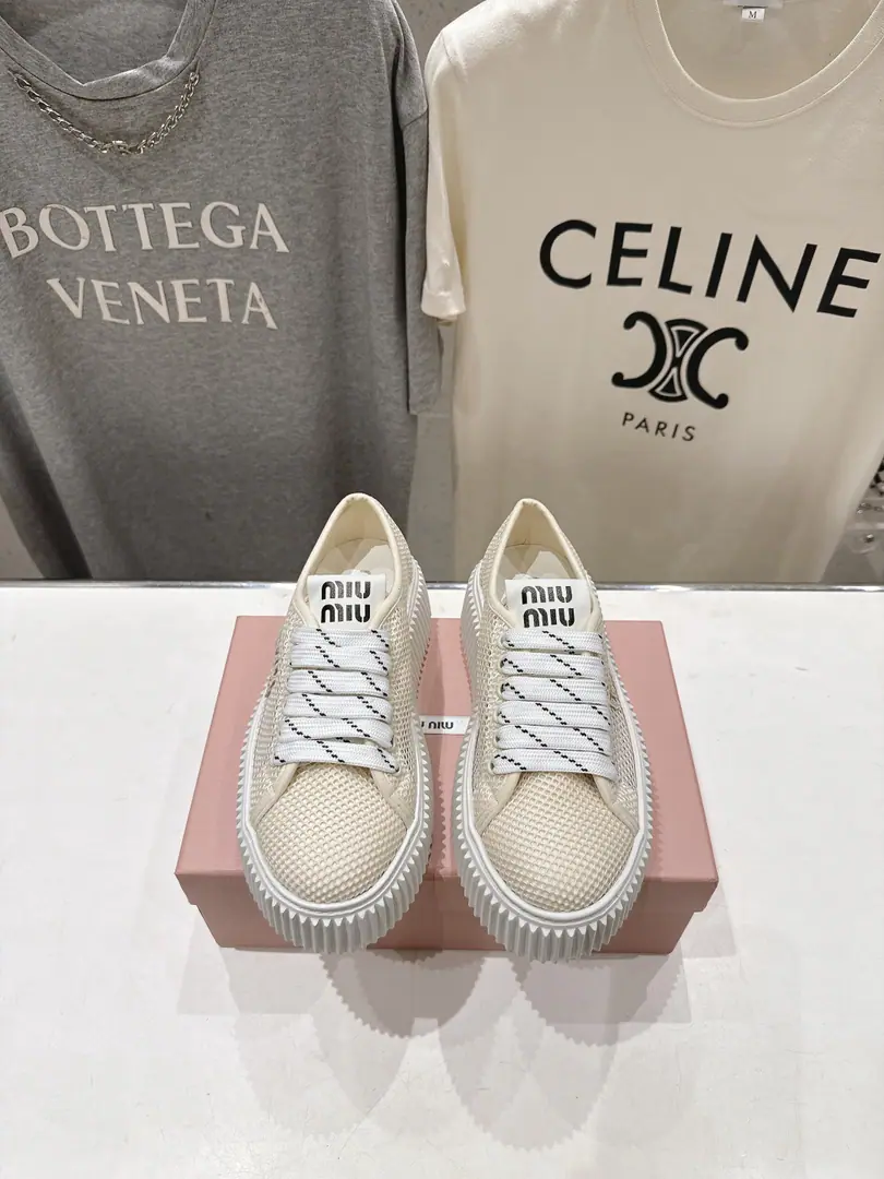 🏧𝐌𝐢𝐮𝐌𝐢𝐮New airnet sauda shoes. This is a nice American-style exercise shoe.～ You're always wearing the same thing.！ The upper foot is so nice and comfortable.💯A classic, a rare piece of talent.！ ✔Fabulous.: Import special airnet veil ✔Uchi.: Air fabric. ✔Otsumi!: Original OpenEVAIt's so light. ✔Codes: 35-40（40Make a no-refund order.）