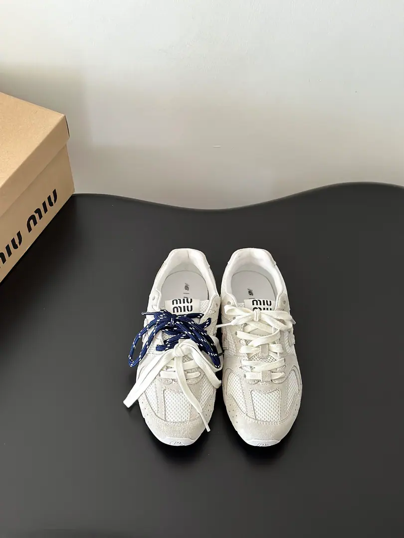 Batch #Couple money. Top Version MIU MIU✖️NEW BALANCE Mu-mu, New Baron.ss24Spring and summer series. Couples' sneakers. Original procurement development Make the goods. Quality upgrade🆚 The original camera is taking a live picture.📷 ❤️The internet blew this one off.！Super🔥You've got it all back in your head. 2024I'll see you in spring and summer.！We'll go to the Green.！ Show current elements of the new season in a pair of shoelaces style-Appropriate“Dirt”It's a fashionable attitude that comes with sex.,Laundry, Rust, The mark of the skin and the leather., Exaggeratingly expressing the passage of time., ♪ To pass on the concepts that used and loved at this moment ♪, Multiple Collision, Sending modern style！ Shoe.:Pixie. Shoe belt.:Shoe belt design A spare shoelace. Otsumi!:Original version to open size:Women35-40Men39-45（Women40Men45Freeze!）