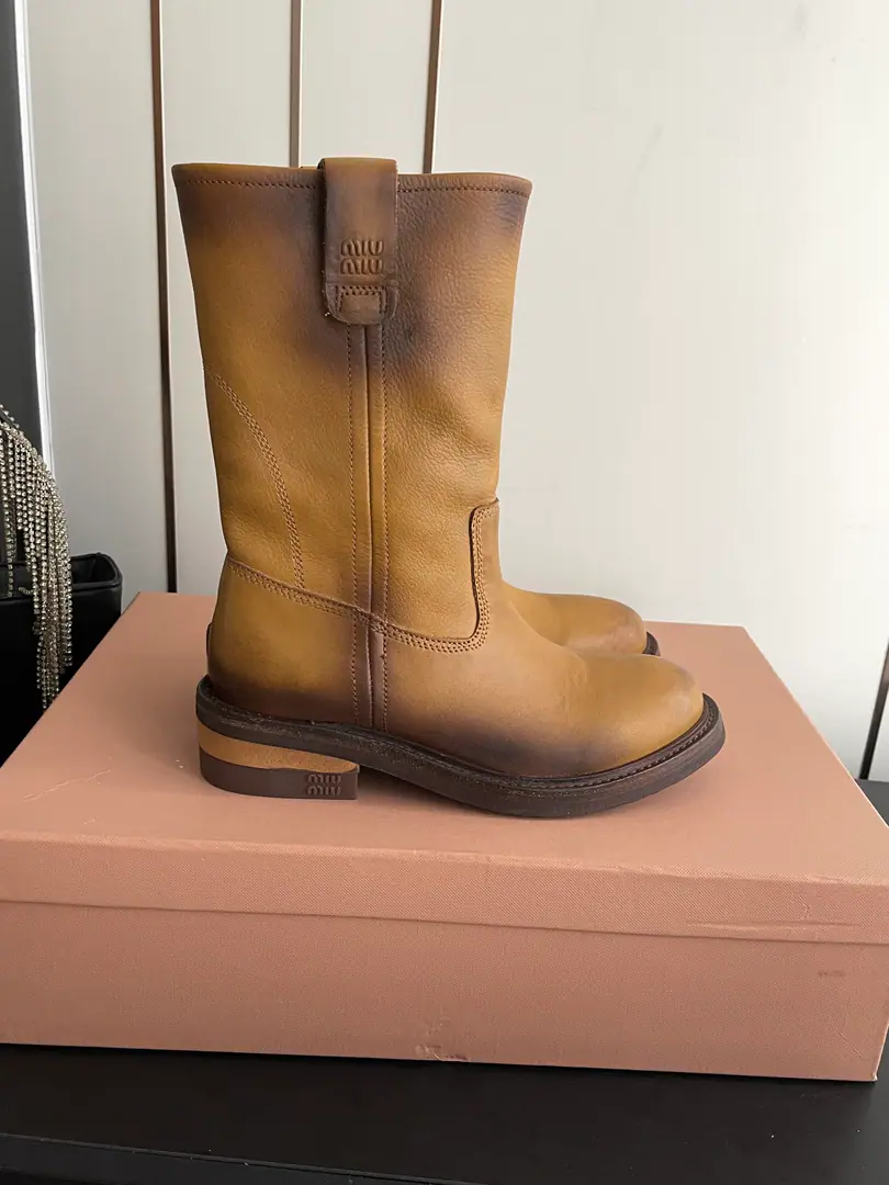 🏧𝐌𝐈𝐔 𝐌𝐈𝐔Mu Mu's latest. Old The old center boots. The shoe face is washed manually with brand-marked water, ♪ Wipe it for old leather ♪ By hand- polishing., Decompression process It's a natural retroversion to the old.. A million stars will try to get a fire order.📈It's super leisurely.✨I'll never regret it.⚠️（ZPDevelop a real set of screens） Shoe.: Customize imported oil waxed cow skin Shoes under the sole.: That's a big one. Colours: Black, Red, Brown. Codes: 35-39 (40Do it.)