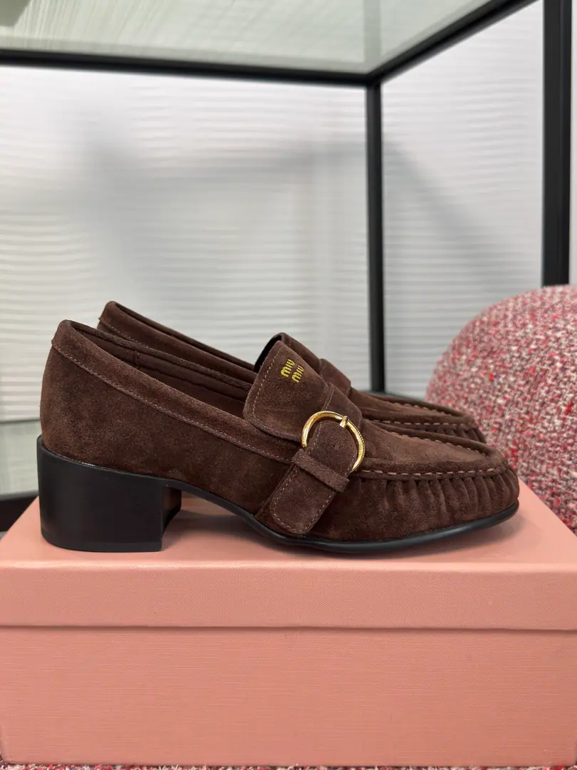 Top Version MIU MIU Mu Mu. 2026 The new early autumn. Wrinkles Buckle. High heels LeFlell Shoes. This fury leather shoes, the college style of the lilyfors and the elegant style of Mary Jane's shoes.. This is a very light wrinkle design for fine gold logo and button details.. Fabulous.: Imported cattle skin/Cows are counter-feat. Uchi./Foot.: Import of sheep skin Otsumi!: The original model of the rubber floor. He's tall.: 5cm Size: 35-40（40 I'll make sure I don't change it.）