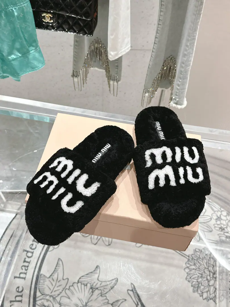 🏧𝐌𝐢𝐮𝐌𝐢𝐮The classic autumn and winter letters, hairy slippers. It's a big one.！ It's a symbol of taste, both at home and in the outer dress.！ Autumn with socks. That's just too much.. Importing real Australian wool. Original Slide-FreetpuOtsumi! Codes35-41 [40.41Do it.]