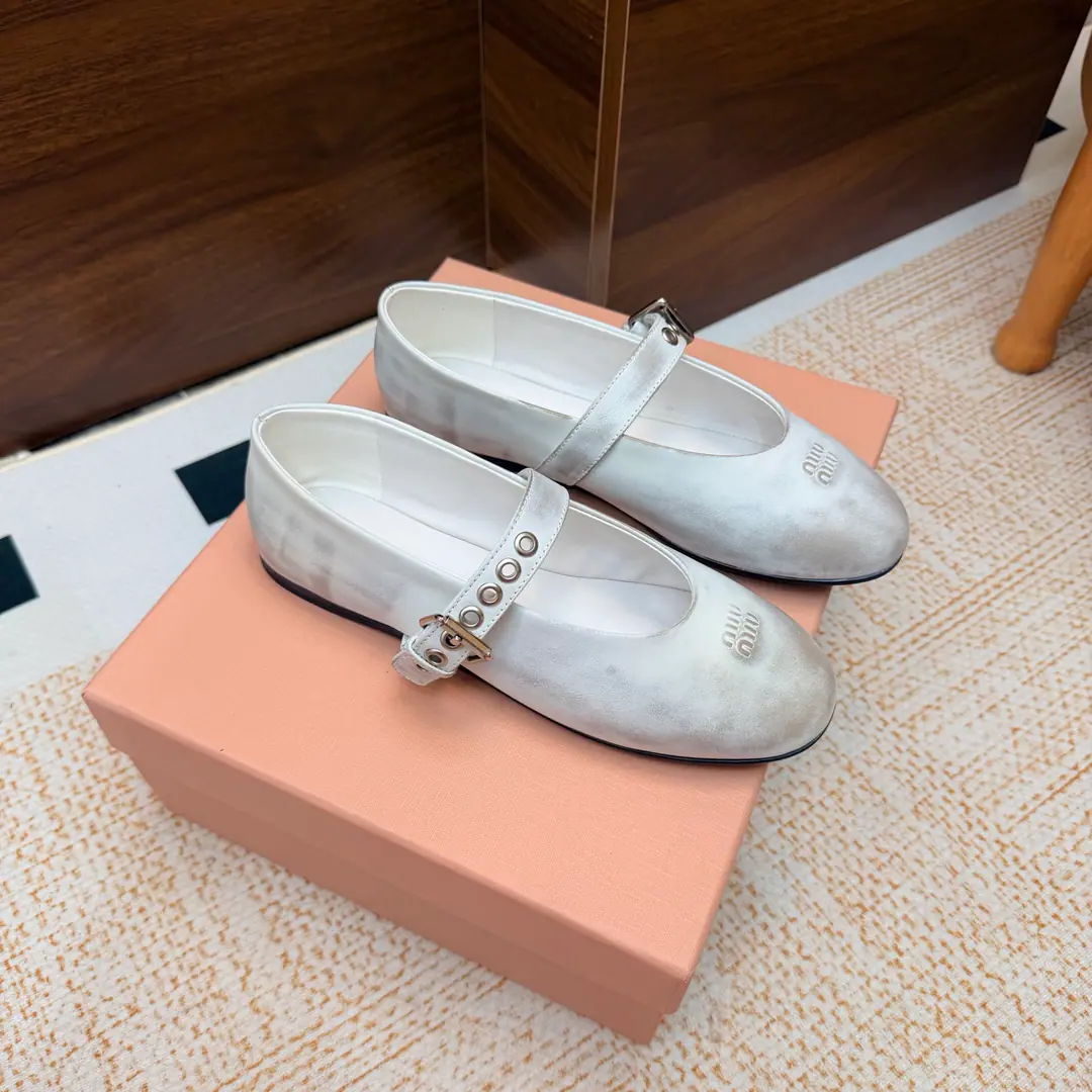 𝑀𝑖𝑢𝑀𝑖 ²⁰²² Mu. Mu. New paragraph🩰Square Ballet.🎀Mary Jane's shoe series is new.🎀miumiu ★★★★★ Paris Fashion Week's latest show., A new set of cozyness and fashion styles., Pointheads and round-head designs match different style requirements ♺ Shoe.: Skins of a colored cow. ♺ Uchi.: The original custom is in the sheep's skin. ♺ Otsumi!: Original Base ♺ Shoes.: 35-39（34, 40, 41Custom without re-offer） ♺ The most expensive cabinet is packed.