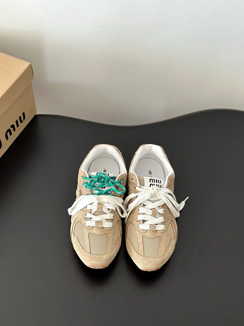 Batch #Couple money. Top Version MIU MIU✖️NEW BALANCE Mu-mu, New Baron.ss24Spring and summer series. Couples' sneakers. Original procurement development Make the goods. Quality upgrade🆚 The original camera is taking a live picture.📷 ❤️The internet blew this one off.！Super🔥You've got it all back in your head. 2024I'll see you in spring and summer.！We'll go to the Green.！ Show current elements of the new season in a pair of shoelaces style-Appropriate“Dirt”It's a fashionable attitude that comes with sex.,Laundry, Rust, The mark of the skin and the leather., Exaggeratingly expressing the passage of time., ♪ To pass on the concepts that used and loved at this moment ♪, Multiple Collision, Sending modern style！ Shoe.:Pixie. Shoe belt.:Shoe belt design A spare shoelace. Otsumi!:Original version to open size:Women35-40Men39-45（Women40Men45Freeze!）