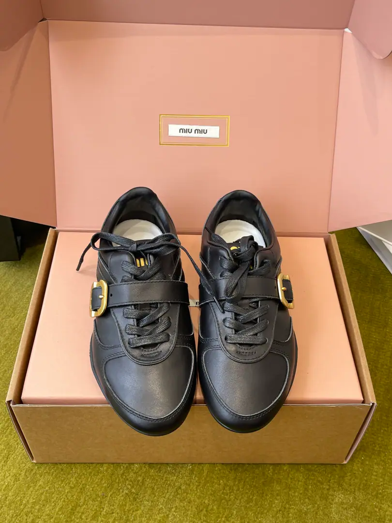 MiuMiu Mu Mu. 26ssNew paragraph - Tetsu. Leisure sports shoes The show process is fromMiu MiuClose-up of the series The new season's current element and the concept of the love of the moment. Multiple Collision Sending modern style~ It's not very nice to wear it. The upper feet are so comfortable. Fashion cow skin. The inside of the cow. Rubber Bottom Codes: 35-40（40I'll make sure I don't change it.）