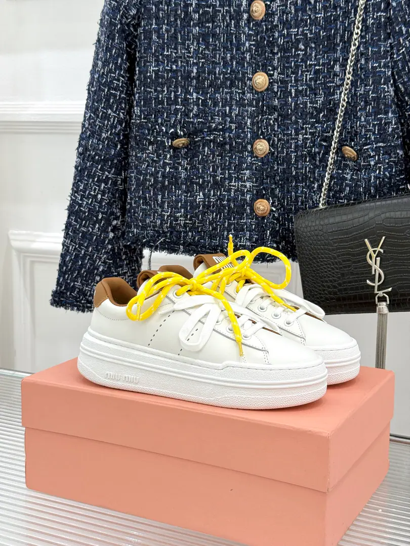 🏧𝐌𝐢𝐮𝐌𝐢𝐮New pair of pairs of shoes. The top-level thick-down leisure sport, Muller's white shoes. I'm not bored with the punching. It's nicer to have a staircase. The daily street trip is perfect. The feet are clean and clean. I'll be in the middle of a four-year contract. Facework customized leather with original The insides are all reeled. Original modeling, slide-proof floor size: 35-39（40/41Custom）