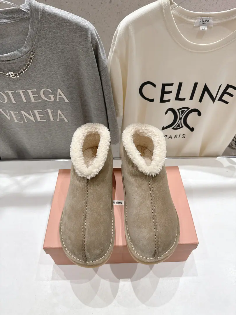 High Version Out MiuMiu/Mu Mu.F 2026ssAutumn and winter show.·Furry little boots, snow boots, fur shoes. He's always on the cover of the major fashion magazines.·All the stars., Little Red Books have a big love., Your feet are a bit more amazing.✨I'll never regret it.· The upper foot is very comfortable and super-stable.·It's still sweet and salty.⚠️（ZPDevelopment of hardware, Custom Colours） ✔Shoe.: Importing high-swilight cattle back-feathers ✔Uchi.: Australian imports of wool ✔Shoes under the sole.: ZPThe rubber floor. ✔Codes: 35-40（40.41Custom） （Full𝗭𝗣Packaging）