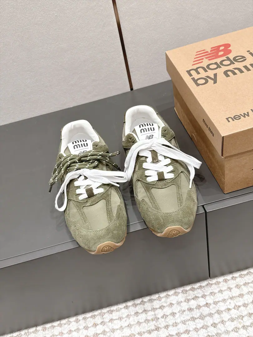 Requisition level #Couple money. Miu Miu × New Balance Joint contributions 26/Regoudhex sneakers. A resonantly gyro-shoe with a self-retrophilic intellectual atmosphere., A smooth, narrow-style shoe type., Two-colour pair of shoelaces., The shoe line is long and thin., Narrow, layout, foot., - Yes., The meat and feet have a good modifier effect., The strap-on-the-strap is flexible.. It's a mix of leisure and light and luxury., No color.. Retrotune and upper foot comfort., I want a nice, warm, everyday leisure shoe., This old scuffle of German shoes is a regular one-way trip.. Shoe.: Cows are counter-feat./Waterproof cloth Uchi.: Lamb skin. Otsumi!: TPUOtsumi! size: 35-45（Women40 Men45Do it.）