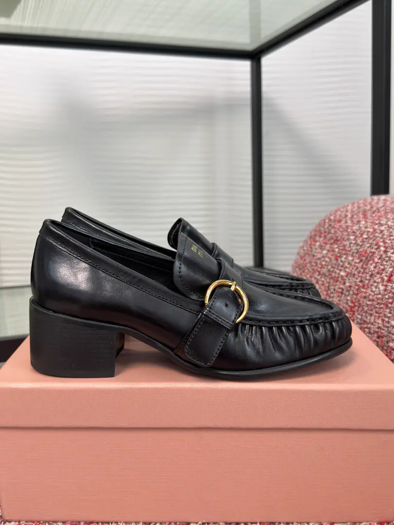 Top Version MIU MIU Mu Mu. 2026 The new early autumn. Wrinkles Buckle. High heels LeFlell Shoes. This fury leather shoes, the college style of the lilyfors and the elegant style of Mary Jane's shoes.. This is a very light wrinkle design for fine gold logo and button details.. Fabulous.: Imported cattle skin/Cows are counter-feat. Uchi./Foot.: Import of sheep skin Otsumi!: The original model of the rubber floor. He's tall.: 5cm Size: 35-40（40 I'll make sure I don't change it.）