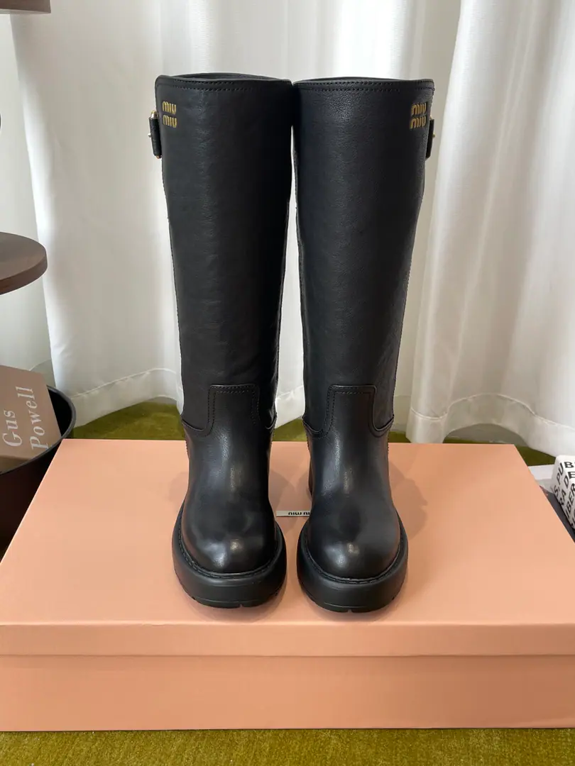 MiuMiu Mu Mu. 26ssAutumn and winter show. The old thick, fat, martin boots. Straight-cool boots. The most worthy boots this year. No one. miumiuThis autumn and winter is really hot. Autumn and winter limits The counter is very difficult to buy. Looks tough. It's really soft and very nice. I'm so impressed with my feet. The boots are wide. No matter how thick your legs are. You can wear a loose and straight leg. It's sweet. （ZPDevelopment of hardware, Set the true bottom of the page） The shoe face is custom-made for imported head-decked cow skin. The inside of the cow. The original big rubber bubble. Codes: 35-39 (40 41I'll make sure I don't change it.)