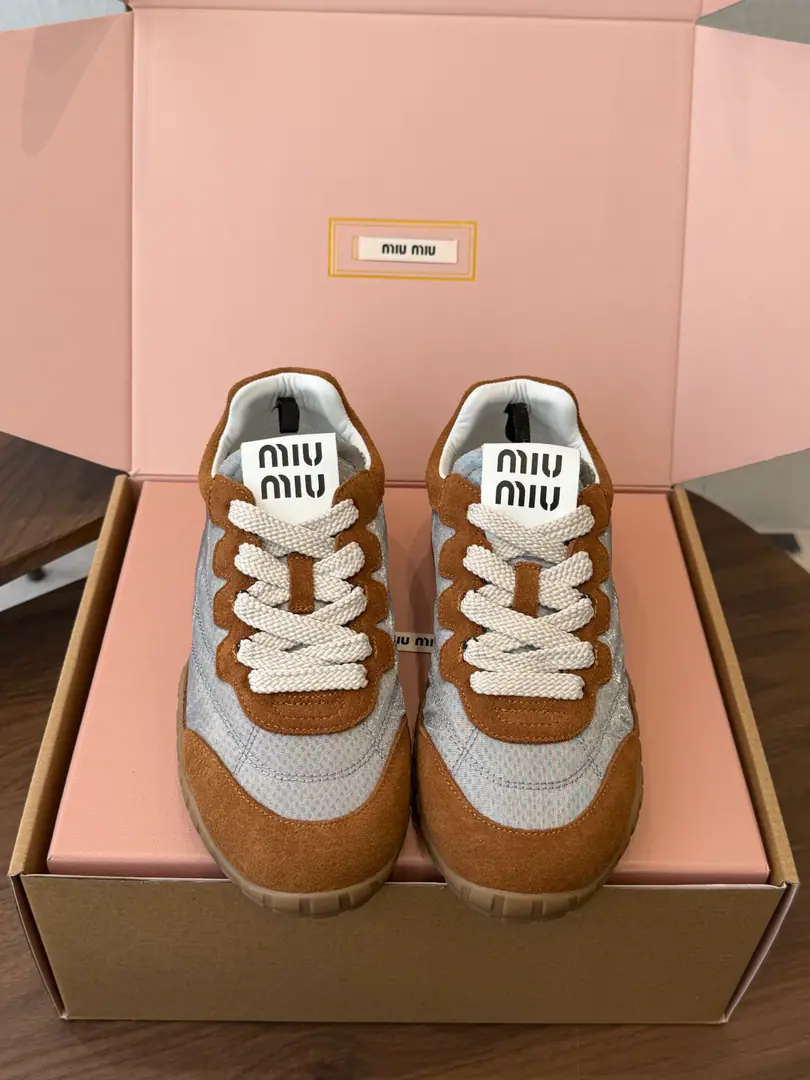 （⚠️Synchronise Action✈️Box） MiuMiu Mu Mu. 26ss New Color Spring and summer. Biscuit shoes. Agan's shoes, leisure sports shoes. miumiuThe latest blast. The bold design of the front guard., Miu MiuThe style is a simple line of the thick, bottom-drawn sneakers. Don't put the logo on your tongue and back., A little retrofit., Add marker elements！A modern style of thick-design definition Fabulous.: Original custom fabric/Cows are counter-feat. Uchi.: The original import of soft lamb wool Shoes under the sole.: Original modeling slide-proof rubber floor Size: #35-40（40Custom without re-offer）