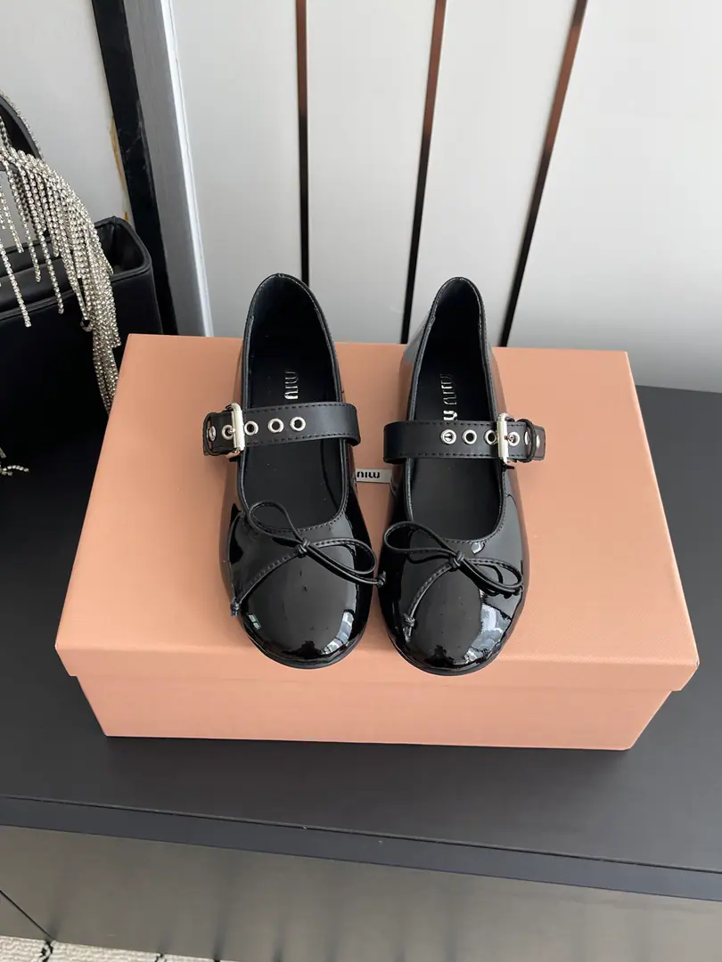 🏧𝐌𝐈𝐔 𝐌𝐈𝐔 Mu-chun's Summer New Money Mary Jane. Roman belts and little leather shoes. The Mu family has become more involved in the everyday life of ballet. To draw the classic outline of the dancing shoes with modern brushes Super soft paint leather ballet shoes. I'm inspired by the classic Japanese shoe staircase. Simple, not red, for many shapes. ♪ The stylish between the steps ♪ The shoe is imported into the skin. Inner water dyes sheep's skin. Original open-form Eclide Base Codes: 35-39（40Do it.）