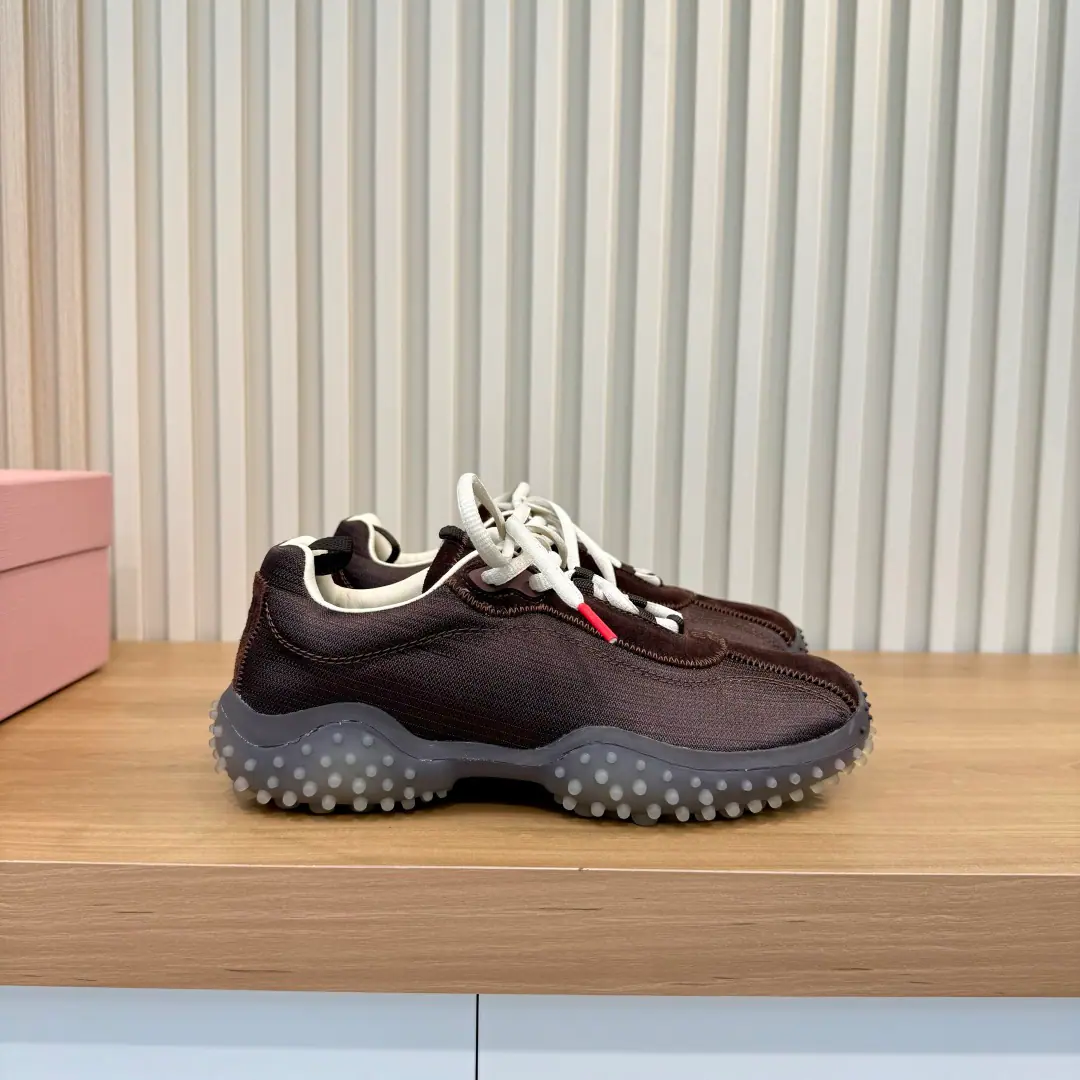 Plant price MiuMiu.Mu Mu.2026The new Autumn is a good old Queen's. Jane's design is a little bit of a stump., It's easy to wear., ♪ ♪ ♪ Skinning shoes on ♪, Press branding., The details are so patient.. Particle thick, slide-proof rubber floor., ♪ Soft feet ♪, I'm not tired of getting taller.. The regenerate process is full of fragrants.. Telecommuting, It's a good day's trip., With jeans., Half-clothed., And I'm a little bit of a stylish.. Size: 35-40（41Do it.） Full original package