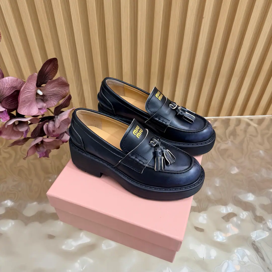 𝑀𝑖𝑢𝑀𝑖 ²⁰²² Mu. Mu. New paragraph🩰The Fancy Fashion Shoes of the Chew Bottom College. 🎀New one-shoe series.🎀miumiu ★★★★★ Paris Fashion Week's latest show., A new set of cozyness and fashion styles., Pointheads and round-head designs match different style requirements ♺ Shoe.: Open the beads. ♺ Uchi.: The original custom is in the sheep. ♺ Otsumi!: OriginalTPROtsumi! ♺ Shoes.: 35-39（34, 40, 41Custom without re-offer） ♺ The most expensive cabinet is packed.