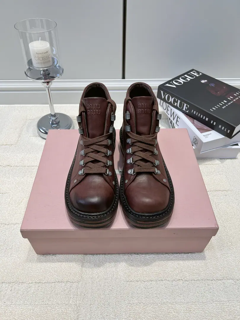 G Miu Miu Mu Mu Mu Mu Mu Mu Mu's brown and brown Martin boots 26ss The old boots that were needed this fall and winter were taken.Miu MiuI'm holding it.！These brown-collar boots are Martin's boots., A strong-American retold., Sweet and cool., It's super-plastic.. The best is waxing the cow skin., Hand-swipe colours Gradients are high-end., The more time it gets, the more it gets.. Overall heavy-work design, A circle of metal nails.+The silver buttons and the hole in the shoe., Details are full., The hard work atmosphere is just full.. Coarse lined shoelaces, - It's a little bit of a stripping., Shoe Tonic StereologoLow profile identification.. The round shoe is loose., The dark design is increasing quietly., Optimize leg size ratio, You can make them look like they're all the same.. The line of the solids is solid and secure., You can't walk like that., It's a combination of face and reality.. ▪Shoe.: Head-decked cow skin. ▪Foot.: A sheep's skin cushion. ▪Otsumi!: Rubber Bottom ▪Codes35-40（40I'll make sure I don't change it.）