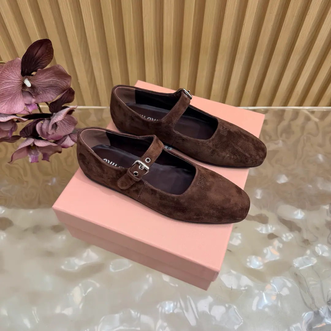 𝑀𝑖𝑢𝑀𝑖 ²⁰²² Mu. Mu. New paragraph🩰Square Ballet.🎀Mary Jane's shoe series is new.🎀miumiu ★★★★★ Paris Fashion Week's latest show., A new set of cozyness and fashion styles., Pointheads and round-head designs match different style requirements ♺ Shoe.: Cows are counter-feat. ♺ Uchi.: The original custom is in the sheep's skin. ♺ Otsumi!: Original Base ♺ Shoes.: 35-39（34, 40, 41Custom without re-offer） ♺ The most expensive cabinet is packed.