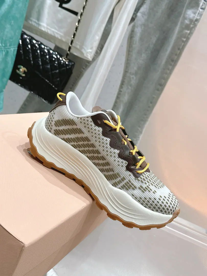 🏧𝐌𝐢𝐮𝐌𝐢𝐮Top Quality New starter.｜♪ Wearing the thick, weaving the thick ♪ Leisure sports shoes It's a good American relic with leisure and sports shoes.～ The upper foot is so nice and comfortable.💯A classic, a rare piece of talent.！ Materials and processes Importing ballistic fabric. It's a nice airnet. OriginalTPUA vacuum is soft and thick. Size: 35-40 [40Custom]