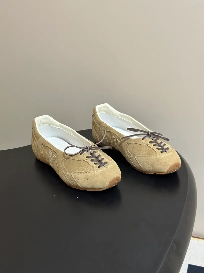 2026The new early autumn. MIUMIU X NEW Balance Mu Mu. NBThe joint is a small-bit ballet shoe with a flat-bed leisure shoe. I'm not sure I'm sure I'm going to be able to get a better look at this., Soft-formed foot-inclusive, The straps are fine., The regood shoe muscle., Base-floor light profit. The color system is fit for daily multi-dressing., With a leisure pants and a loose body., The pair of half-sands is soft and ancient., I'm shopping everyday., A short trip., It's all right for light commutes.. Shoe.: Bullskins./Cows, anti-feat, custom-made webcloths. Inside, put your feet on the inside.: Customize airnet sheets Shoes under the sole.: Shade it.TPUSlipboard Base, Add deep-range grinding materials. Shoe belt.: A specific pair of pairs of shoes with a real leather belt for a complex piece of waste. Codes: 35-39（40I'll make sure I don't change it.）