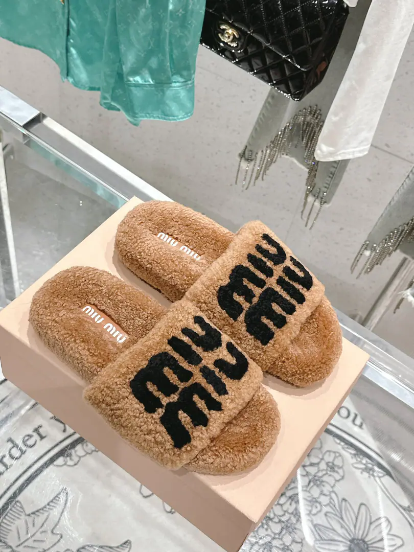 🏧𝐌𝐢𝐮𝐌𝐢𝐮The classic autumn and winter letters, hairy slippers. It's a big one.！ It's a symbol of taste, both at home and in the outer dress.！ Autumn with socks. That's just too much.. Importing real Australian wool. Original Slide-FreetpuOtsumi! Codes35-41 [40.41Do it.]