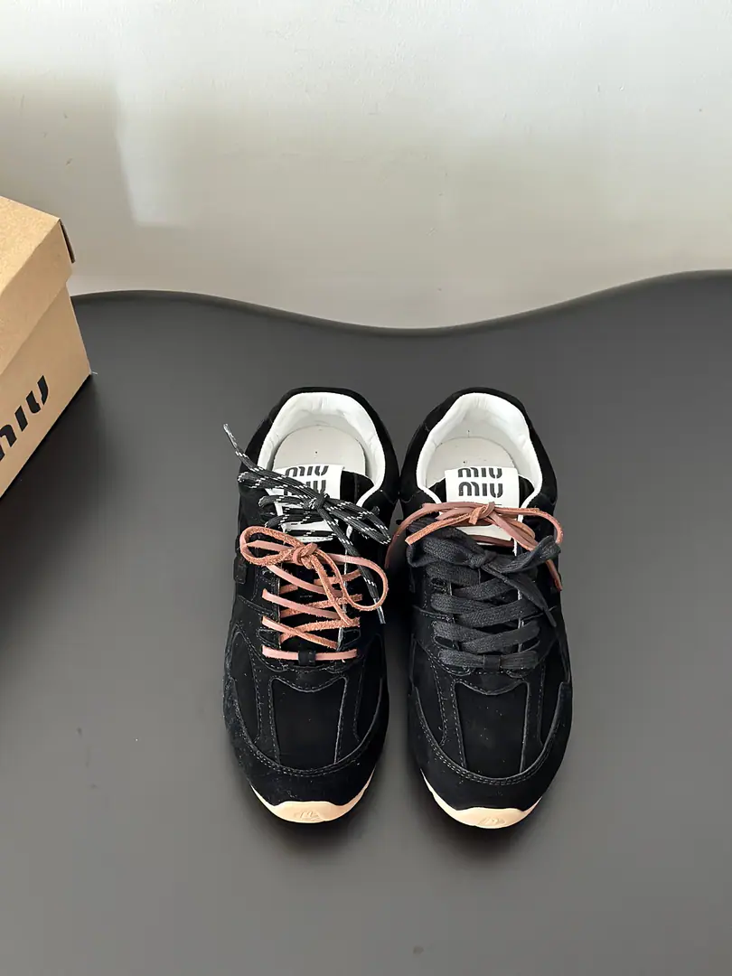 Batch #Couple money. Top Version MIU MIU✖️NEW BALANCE Mu-mu, New Baron.ss24Spring and summer series. Couples' sneakers. Original procurement development Make the goods. Quality upgrade🆚 The original camera is taking a live picture.📷 ❤️The internet blew this one off.！Super🔥You've got it all back in your head. 2024I'll see you in spring and summer.！We'll go to the Green.！ Show current elements of the new season in a pair of shoelaces style-Appropriate“Dirt”It's a fashionable attitude that comes with sex.,Laundry, Rust, The mark of the skin and the leather., Exaggeratingly expressing the passage of time., ♪ To pass on the concepts that used and loved at this moment ♪, Multiple Collision, Sending modern style！ Shoe.:Pixie. Shoe belt.:Shoe belt design A spare shoelace. Otsumi!:Original version to open size:Women35-40Men39-45（Women40Men45Freeze!）