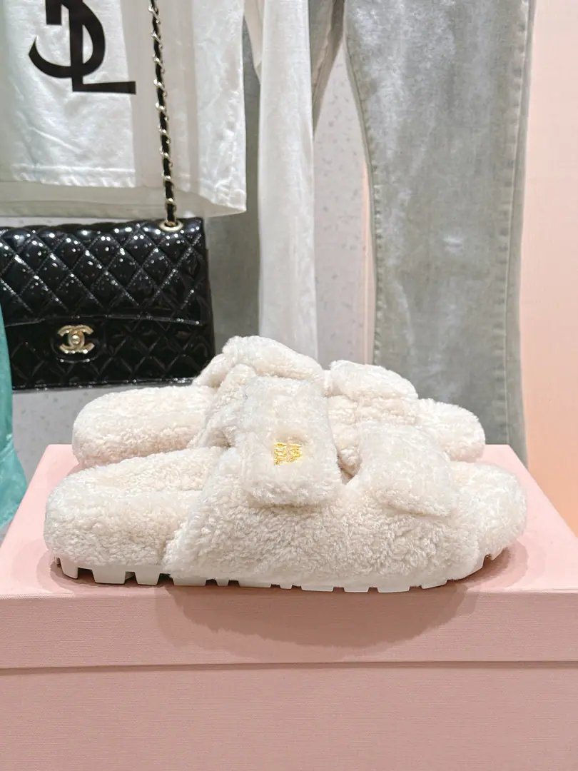 🏧𝐌𝐢𝐮𝐌𝐢𝐮The classic autumn and winter letters, hairy slippers. It's a big one.！ It's a symbol of taste, both at home and in the outer dress.！ Autumn with socks. That's just too much.. Importing real Australian wool. Original Slide-FreetpuOtsumi! Codes35-41 [40.41Do it.]
