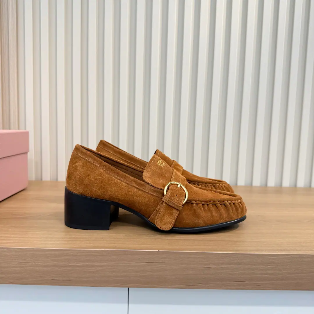 Plant price Miu MiuMu-mu's latest wrinkled but not too fast. A superstar, red grass. The Old School of Retro. The element is the soul of the whole pair of shoes. Breaking the traditional lyfolio single-stylish contour I'm a little tired of being a little bit old. Regable metal round buttons Strengthening the Academy's Renaissance It's not too much. Shoe face, little cow skin. Soft and advanced. He's got a good walk. The first model of the rubber is a smoothing base, taking into account the retro-cooling atmosphere and daily comfort.Size: 35-40