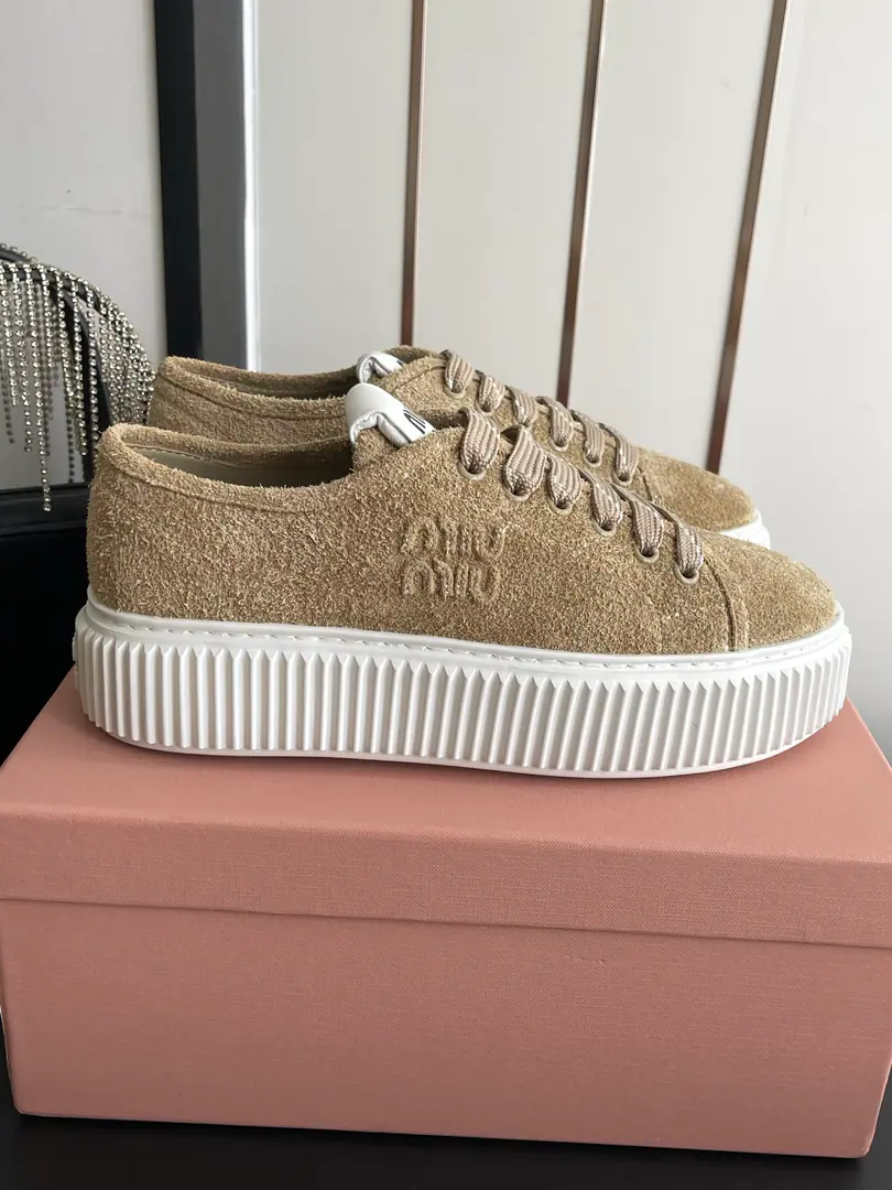 🏧𝐌𝐢𝐮𝐌𝐢𝐮New crackers and leisure shoes. It's a nice, thick, leisure style with leisure shoes.～ You're always wearing the same thing.！ The upper foot is so nice and comfortable.💯A classic, a rare piece of talent.！ ✔Fabulous.: Import of sanded cattle skin materials ✔Uchi.: In the air, in the skin. ✔Otsumi!: The original was a very light model. ✔Codes: 35-40 [40.41Make a reservation.] ✔Packaging: Original full flight box