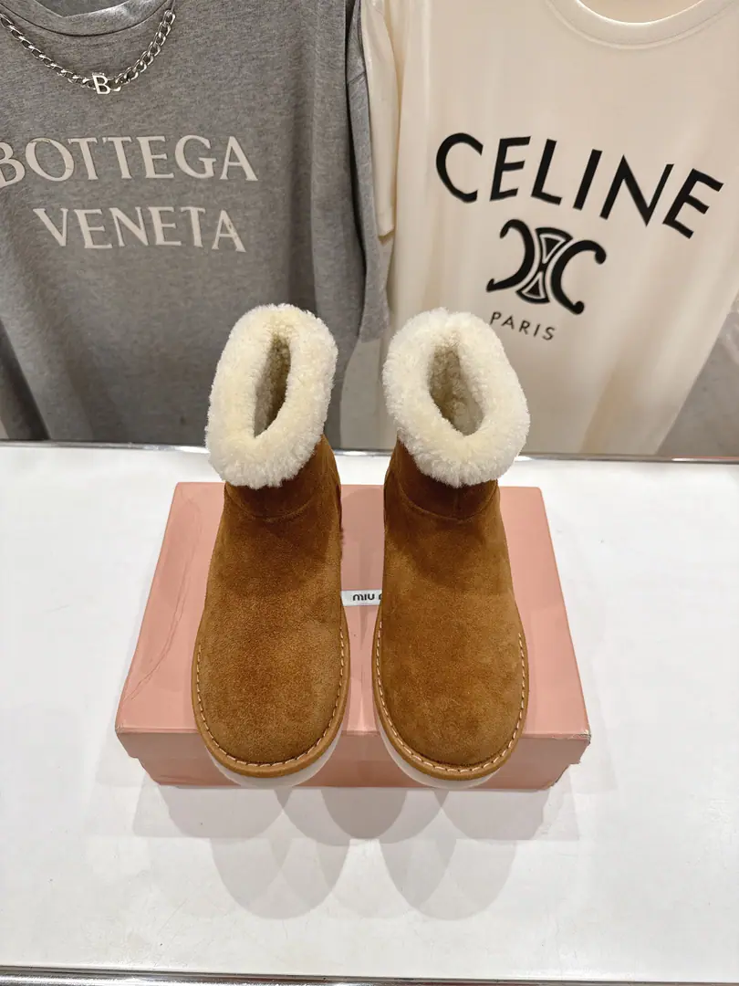 High Version Out MiuMiu/Mu Mu.F 2025ssAutumn and winter show.·Furry little boots, snow boots, fur shoes. He's always on the cover of the major fashion magazines.·All the stars., Little Red Books have a big love., Your feet are a bit more amazing.✨I'll never regret it.· The upper foot is very comfortable and super-stable.·It's still sweet and salty.⚠️（ZPDevelopment of hardware, Custom Colours） ✔Shoe.: Importing high-swilight cattle back-feathers ✔Uchi.: Australian imports of wool ✔Shoes under the sole.: ZPThe rubber floor. ✔Codes: 35-40（40Custom） （Full𝗭𝗣Packaging）