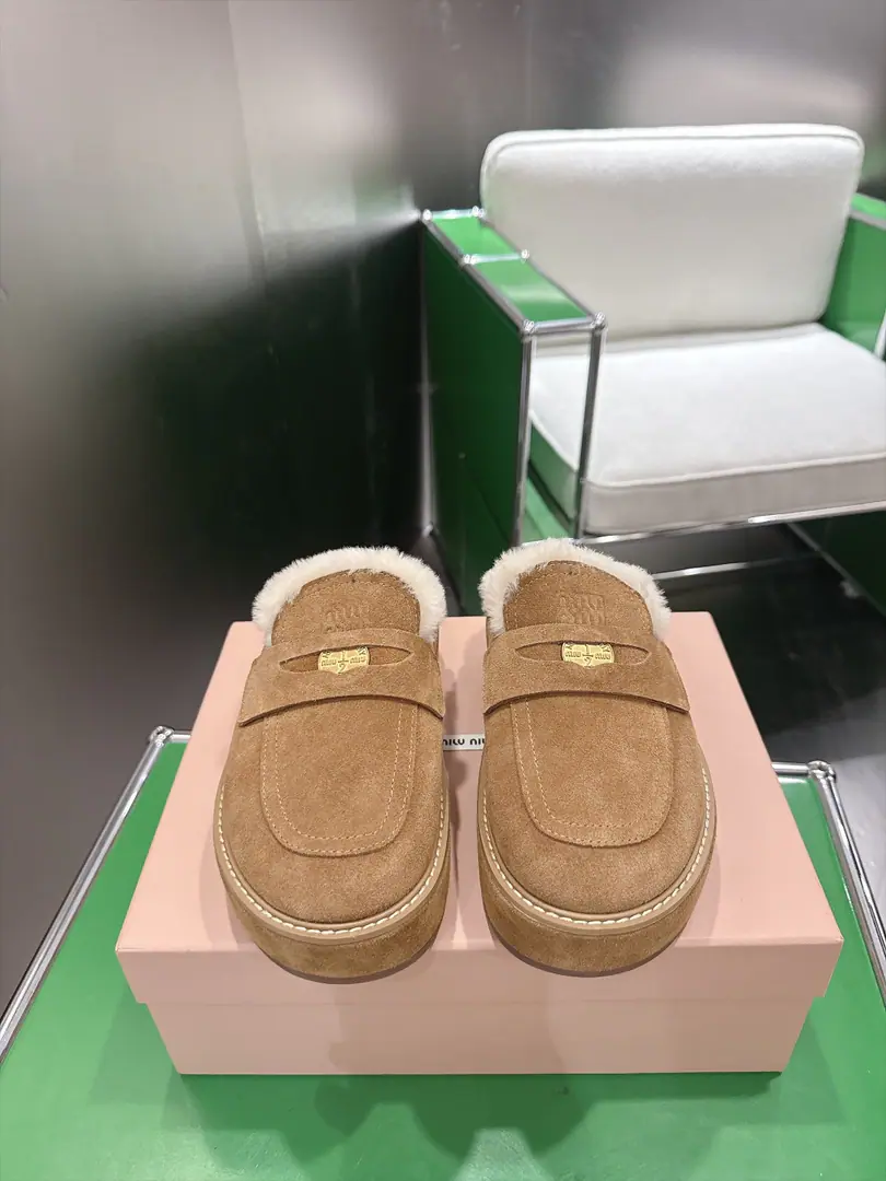 （k )MiuMiu Mu Mu.2026ssAutumn and winter money.·Lucky coin series with a half-roll of shoes.‼️ All the stars., Little Red Book fashion masters have grass.. Shoes with coins and bouquets.MiuLogo, To show the classics of a different class.. The upper foot is very comfortable with super-heating.·It's still sweet and salty. Shoe.: Customize import of high-silence refraction cow skin Uchi.: Imported wool Shoes under the sole.: The original model of the rubber floor. Codes: 35-40（40.41Custom）