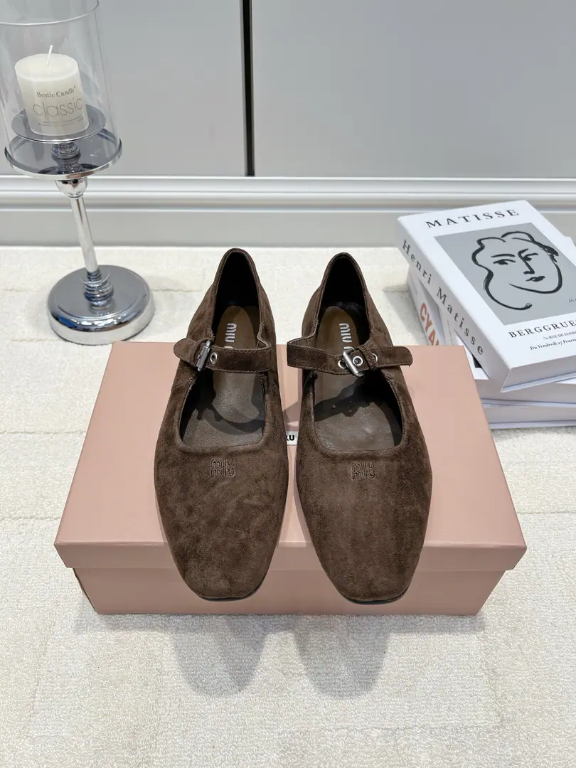 G Miu Miu Mu Mu-yeon, with a single pair of Mary Jane's shoes.26ss Meadows is a deep brown shoe. The regenerate atmosphere is directly sealing the gods. It's thick brown, full of skin., ♪ Autumn and winter ♪ ♪ Acme and a king ♪ The rounded shoe heads are all kinds of feet., You don't have toes on your feet. One-sided button free presses loose., ♪ Walking fast ♪, No ankles. A low profile embroidery, a small, expensive little sign., The French reenactment girl is full. It's a coat., Half skirts., Straight jeans., Socks are superb. Telecommuting, Shopping., - It's all dressed up., ♪ The gentle wind is closing its eyes ♪ ▪Shoe.: Counter-featur, skin. ▪Foot.: In the sheep's skin. ▪Otsumi!: Rubber floor ▪Codes: 35-40（40I'll make sure I don't change it.）