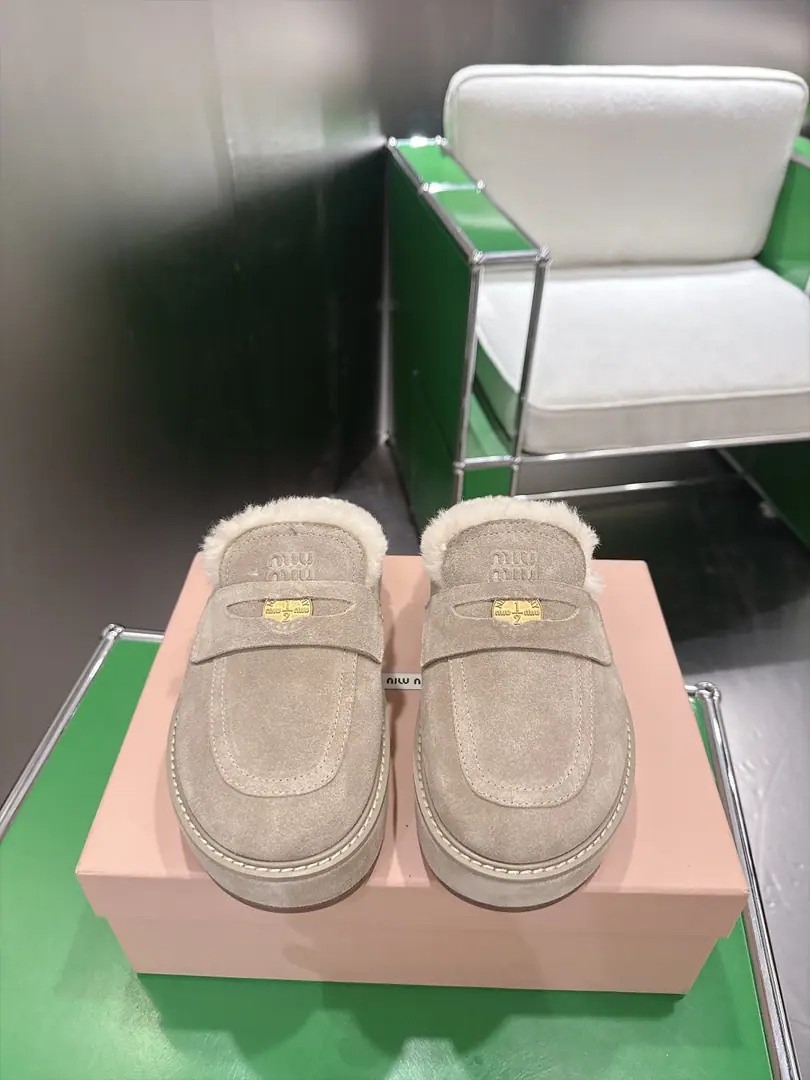 （k )MiuMiu Mu Mu.2026ssAutumn and winter money.·Lucky coin series with a half-roll of shoes.‼️ All the stars., Little Red Book fashion masters have grass.. Shoes with coins and bouquets.MiuLogo, To show the classics of a different class.. The upper foot is very comfortable with super-heating.·It's still sweet and salty. Shoe.: Customize import of high-silence refraction cow skin Uchi.: Imported wool Shoes under the sole.: The original model of the rubber floor. Codes: 35-40（40.41Custom）