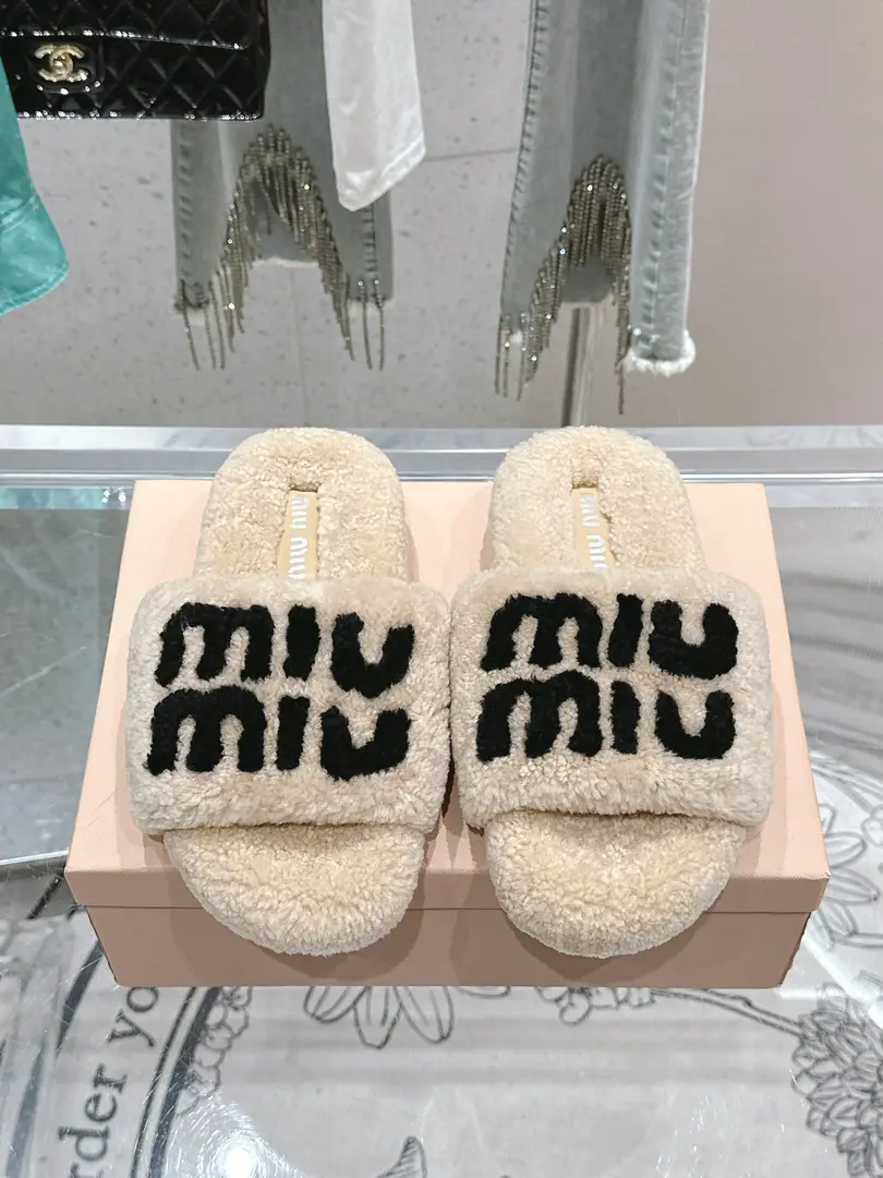 🏧𝐌𝐢𝐮𝐌𝐢𝐮The classic autumn and winter letters, hairy slippers. It's a big one.！ It's a symbol of taste, both at home and in the outer dress.！ Autumn with socks. That's just too much.. Importing real Australian wool. Original Slide-FreetpuOtsumi! Codes35-41 [40.41Do it.]