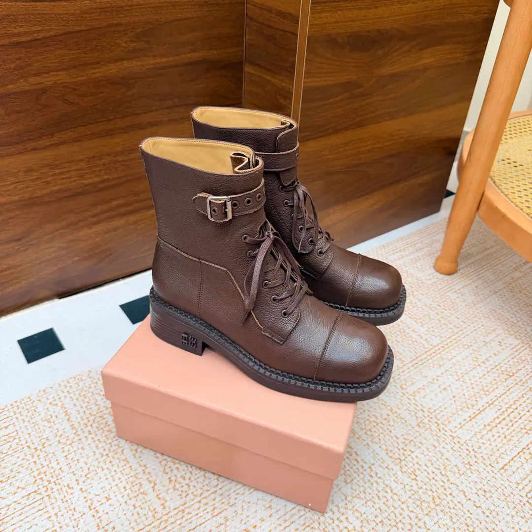 Short boots. 2026Autumn and winter, the new Martyr boots are designed with great enthusiasm., miumiu♪ The unique style of the show ♪, And you're gonna be the focus of the crowd. To be queen of fashion.! - The fashionable stuff. Boots. Boots are high.15Inches Short boots. Boots are high.8Inches Shoe.:Use imported cattle skin Uchi.: In the watered cow. Foot.: In the cow dyed cow. He's tall.: 4cm Otsumi!: Rubber skating and grinding. Codes: 34-41（34.40.41No, no, no, no, no.）