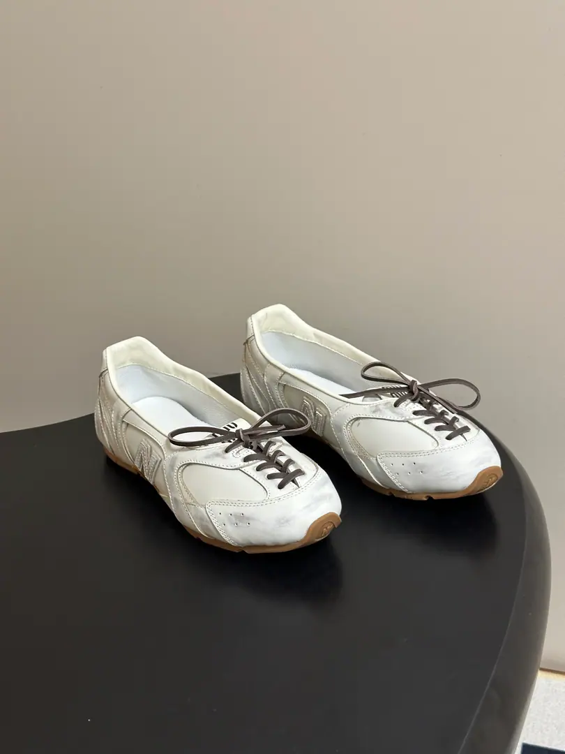 2026The new early autumn. MIUMIU X NEW Balance Mu Mu. NBThe joint is a small-bit ballet shoe with a flat-bed leisure shoe. I'm not sure I'm sure I'm going to be able to get a better look at this., Soft-formed foot-inclusive, The straps are fine., The regood shoe muscle., Base-floor light profit. The color system is fit for daily multi-dressing., With a leisure pants and a loose body., The pair of half-sands is soft and ancient., I'm shopping everyday., A short trip., It's all right for light commutes.. Shoe.: Bullskins./Cows, anti-feat, custom-made webcloths. Inside, put your feet on the inside.: Customize airnet sheets Shoes under the sole.: Shade it.TPUSlipboard Base, Add deep-range grinding materials. Shoe belt.: A specific pair of pairs of shoes with a real leather belt for a complex piece of waste. Codes: 35-39（40I'll make sure I don't change it.）