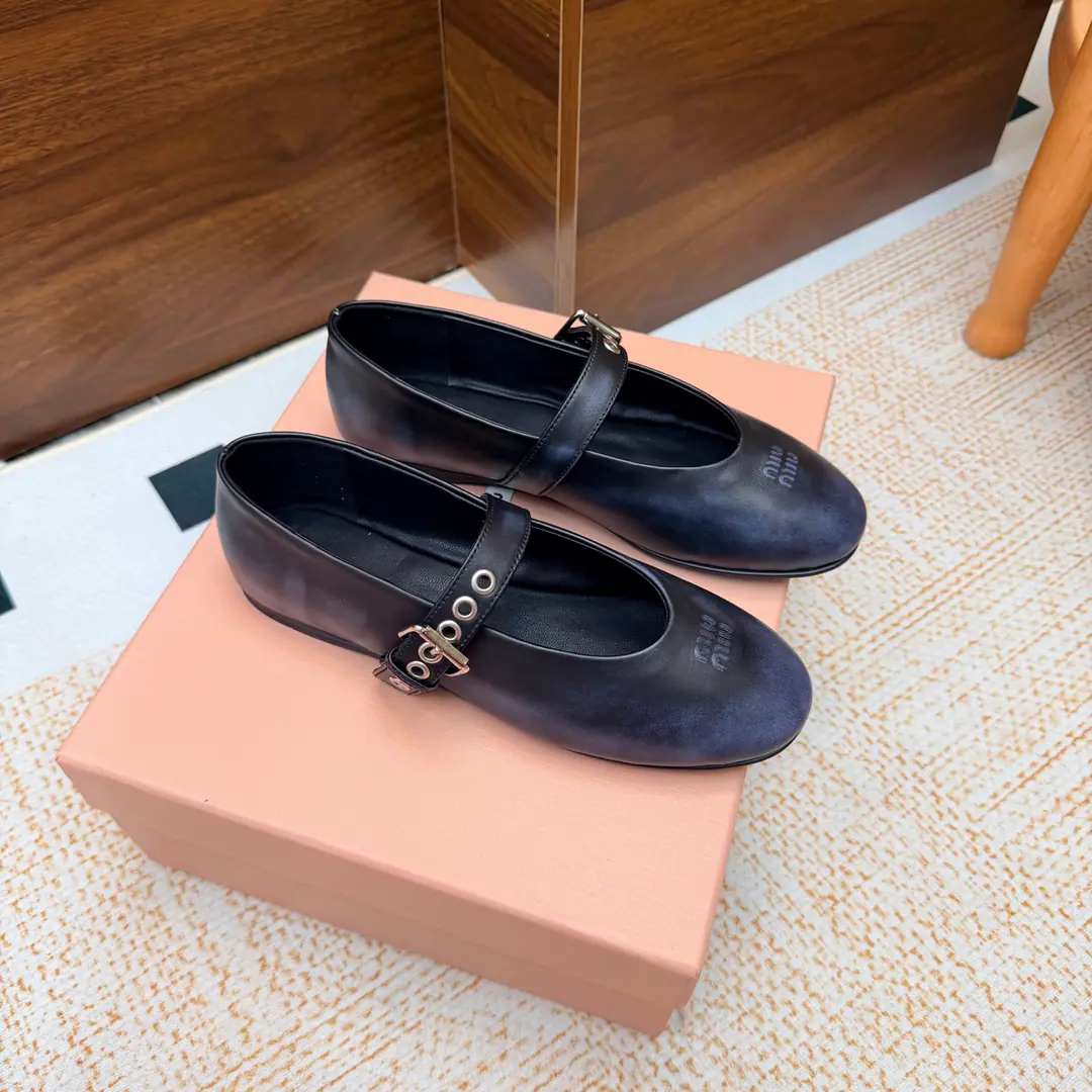 𝑀𝑖𝑢𝑀𝑖 ²⁰²² Mu. Mu. New paragraph🩰Square Ballet.🎀Mary Jane's shoe series is new.🎀miumiu ★★★★★ Paris Fashion Week's latest show., A new set of cozyness and fashion styles., Pointheads and round-head designs match different style requirements ♺ Shoe.: Skins of a colored cow. ♺ Uchi.: The original custom is in the sheep's skin. ♺ Otsumi!: Original Base ♺ Shoes.: 35-39（34, 40, 41Custom without re-offer） ♺ The most expensive cabinet is packed.