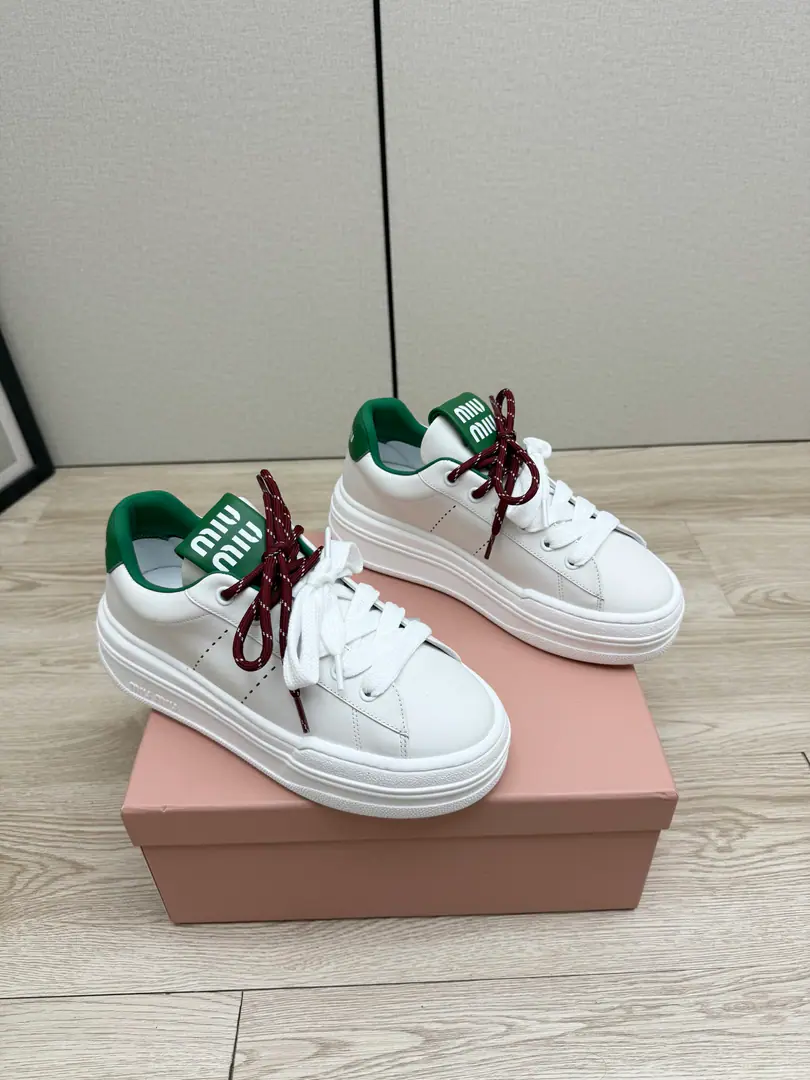 Get out of the factory.（High Version） MiuMiu Mu Mu. 26/ A new recreational shoe in the morning and autumn. White shoes. The whole new colored colored color line is a hot pair of white shoes. A certain amount of money.～Jane's Advanced It's very comfortable with your feet., Income required for the year！The latest show, a painting of the international and foreign bloggers., Little Red Book Herb Grower Series, The old man blew up a simple sports shoe design with his stylish feet., Very recognizable shoe tongue., ♪ Make the Buddha's sweet and leisure wind ♪~~You can't go to the footyard without matching.！ ✔️Shoe.: Bullskins. ✔️Uchi.: Lamb skin. ✔️Otsumi!: TPuOtsumi! ✔️Size: 35-40（40Do it.）