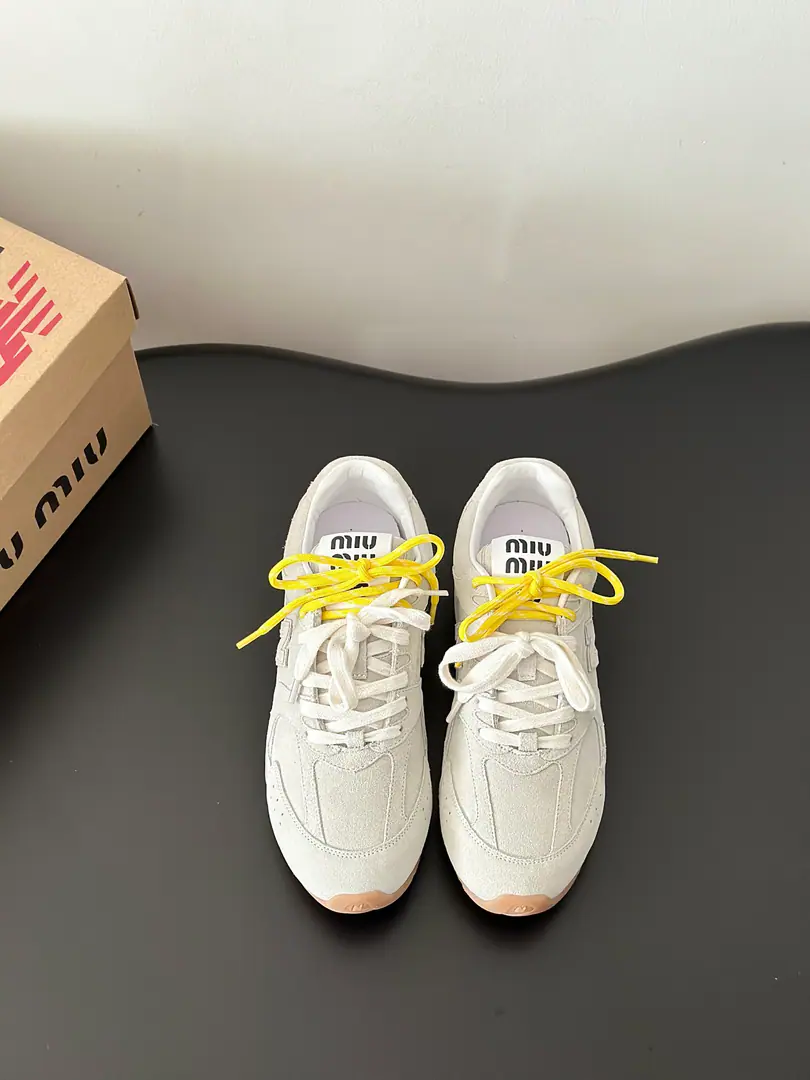 Batch #Couple money. Top Version MIU MIU✖️NEW BALANCE Mu-mu, New Baron.ss24Spring and summer series. Couples' sneakers. Original procurement development Make the goods. Quality upgrade🆚 The original camera is taking a live picture.📷 ❤️The internet blew this one off.！Super🔥You've got it all back in your head. 2024I'll see you in spring and summer.！We'll go to the Green.！ Show current elements of the new season in a pair of shoelaces style-Appropriate“Dirt”It's a fashionable attitude that comes with sex.,Laundry, Rust, The mark of the skin and the leather., Exaggeratingly expressing the passage of time., ♪ To pass on the concepts that used and loved at this moment ♪, Multiple Collision, Sending modern style！ Shoe.:Pixie. Shoe belt.:Shoe belt design A spare shoelace. Otsumi!:Original version to open size:Women35-40Men39-45（Women40Men45Freeze!）