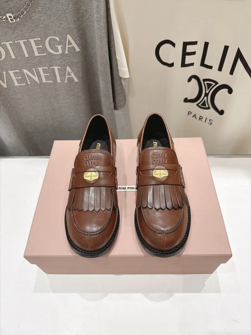 High Version Out MiuMiu/Mu Mu.F 2026ssAutumn and winter money.·Lucky money series of limo shoes and leisure shoes. All the stars., Little Red Book fashion masters have grass.. Shoes with coins and bouquets.MiuLogo, To show the classics of a different class.. The upper feet are very comfortable.·It's still sweet and salty. ⚠️（ZPDevelopment of hardware, Custom skin colour） ✔Shoe.: Customize imported head-deck skin ✔Uchi.: Import of sheep skin ✔Shoes under the sole.: The original model of the rubber floor. ✔Codes: 35-40（40.41Custom） （Full𝗭𝗣Packaging）