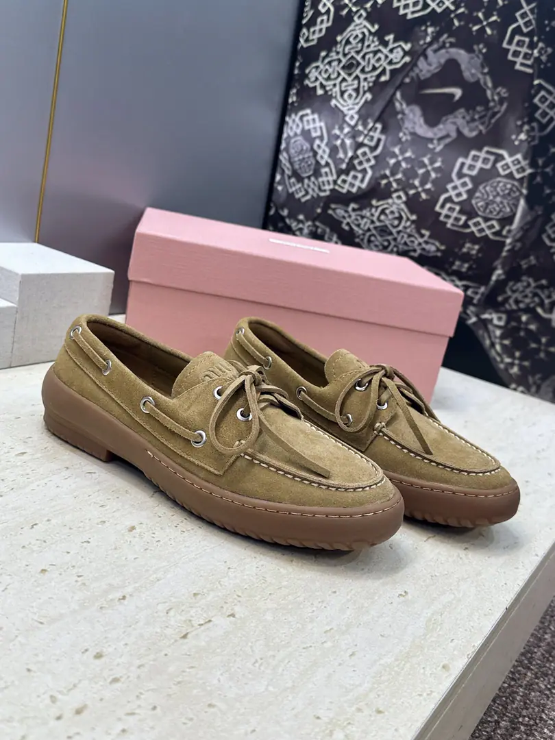Plant prices Miumiu 2026Spring and summer, the new butterfly, the girl's shoes. Mu Mu LetterslogoThe flat-lined system has a round head and a single shoe. Material:I'll import a cow's skin on my shoe./Import sheep, skin.+In the skin of the sheep.+Original modeling slides over base Size:35-41(40.41Custom without re-offer）