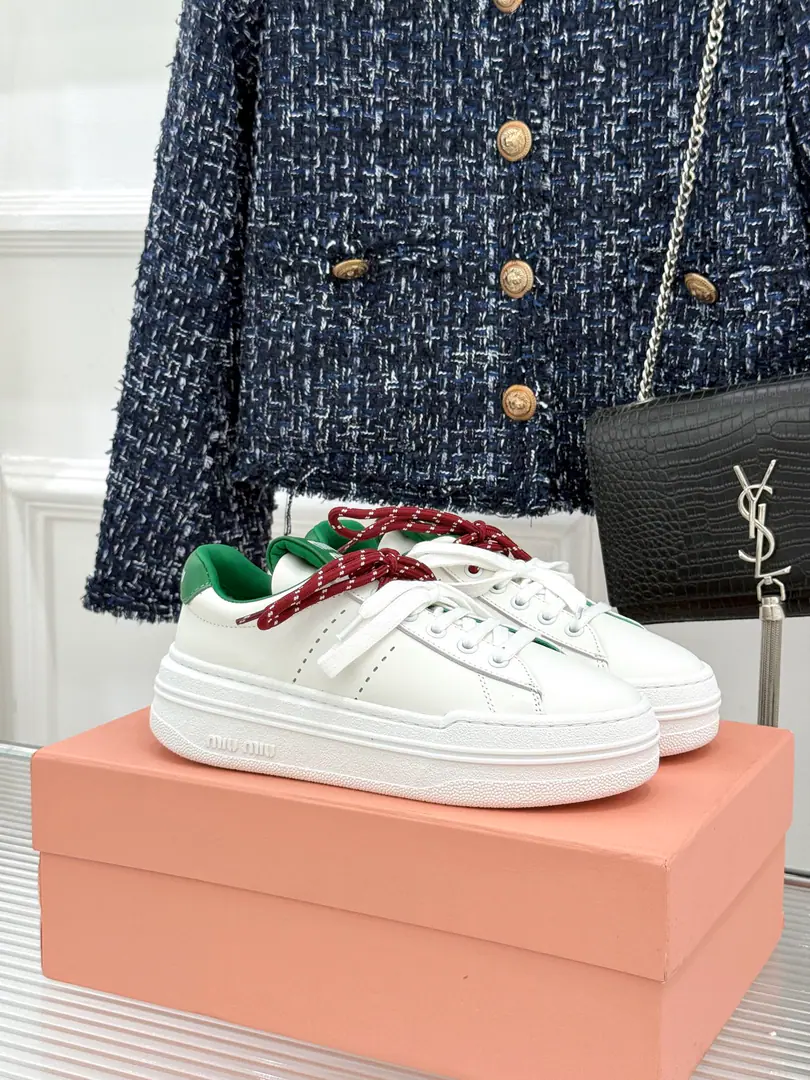 🏧𝐌𝐢𝐮𝐌𝐢𝐮New pair of pairs of shoes. The top-level thick-down leisure sport, Muller's white shoes. I'm not bored with the punching. It's nicer to have a staircase. The daily street trip is perfect. The feet are clean and clean. I'll be in the middle of a four-year contract. Facework customized leather with original The insides are all reeled. Original modeling, slide-proof floor size: 35-39（40/41Custom）