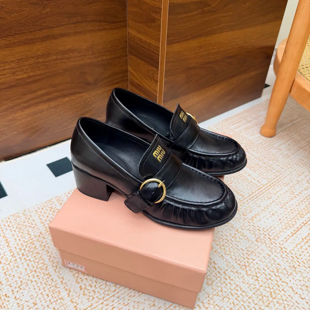 Requisition level Bold Miu Miu 26/Autumn New Wrinkle metal buttons Bold/Flat-Lifer's shoes. The very same shoes that bring back the ancient atmosphere., The round shoe head is with the wrinkled shoe design., The ancient metal ring is tied to a little shoe-side., A little less subtle with the signature., It's gentle and sensitive.. The Academies of Integration and Retro-Change, Soft and rigid., And you're a man of face and a man of reality., Four seasons., It's easy to raise the tack of the tack.. Shoe.: Bullskins./Cows are counter-feat. Uchi.: Lamb skin. Otsumi!: Original rubber floor He's tall.: 5.5cm Size: 35-39（40.I'll make sure I don't change it.）