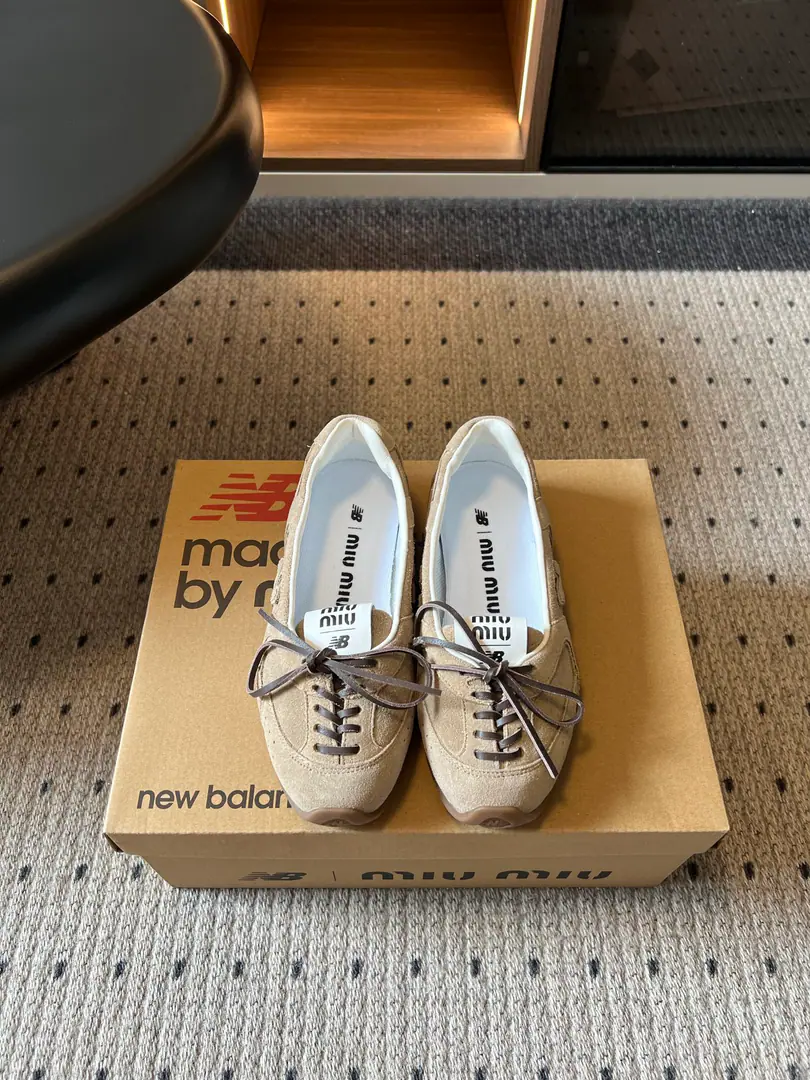 Miu Mi* x New Balanc*26ssThe new money is a small ballet sole. I'm not sure I'm sure I'm going to be able to get a better look at this., Soft-formed foot-inclusive, The straps are fine., The regood shoe muscle., Base-floor light profit. The color system is fit for daily multi-dressing., With a leisure pants and a loose body., The pair of half-sands is soft and ancient., I'm shopping everyday., A short trip., It's all right for light commutes.. Shoe.: Bullskins. Uchi.: Lamb skin./Nebula Otsumi!: TPUOtsumi! size: 35-45Code（40, 45Code custom is not to be changed）